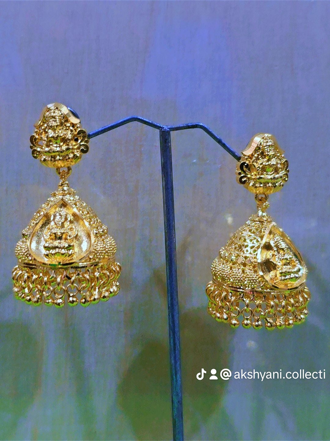 Chinese push type thin screw mahalakshimi jhumuki . Not 916 gold. Code 0987