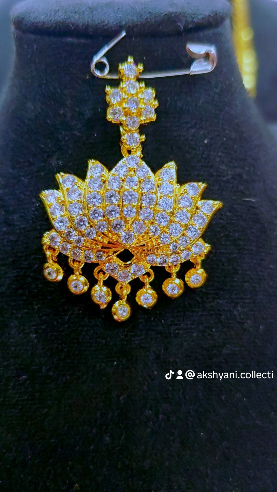 White lotus embedded aatil.Not 916 gold. Code 909