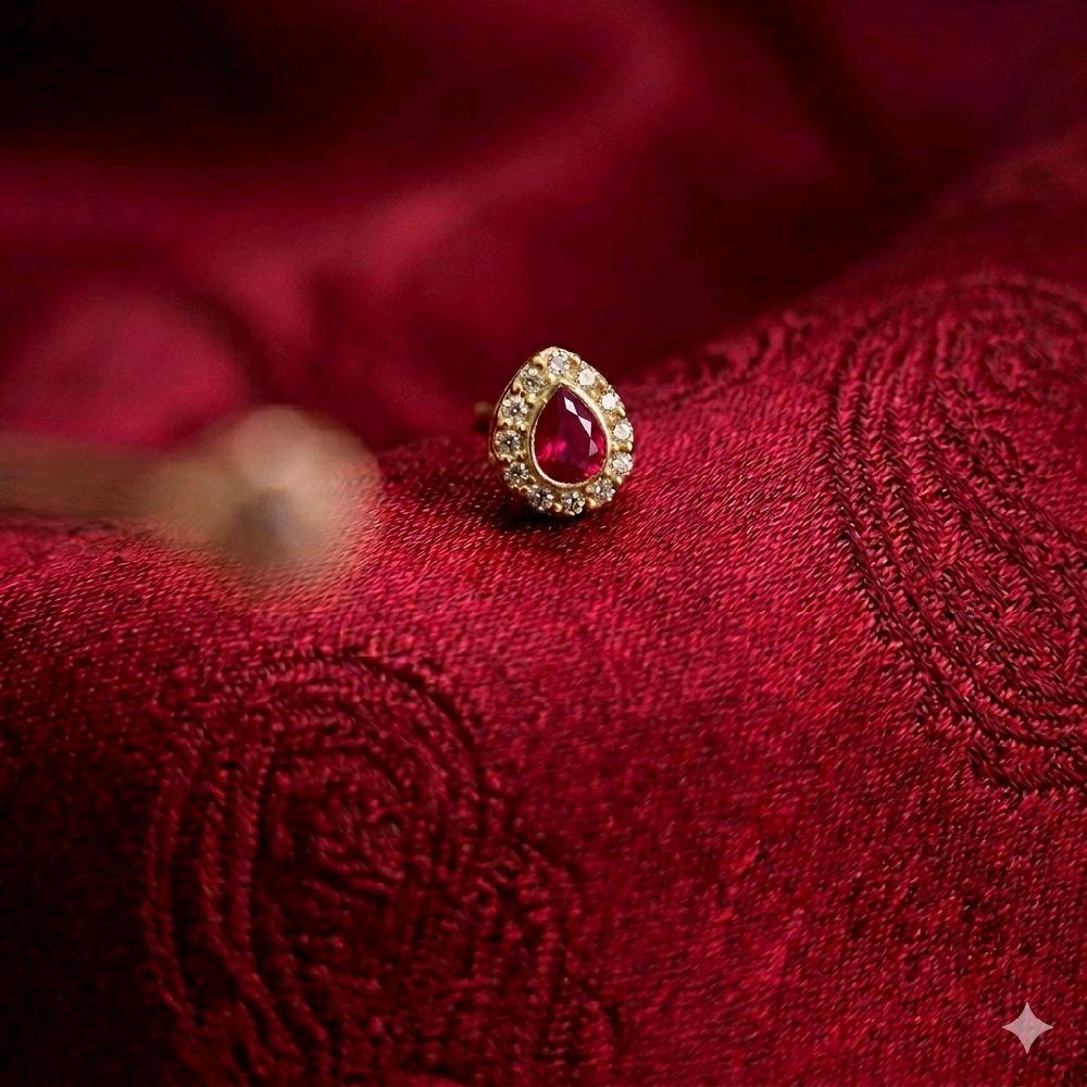 Beauty bliss. Small cut egg shape nost stud. Indian screw type. C555.