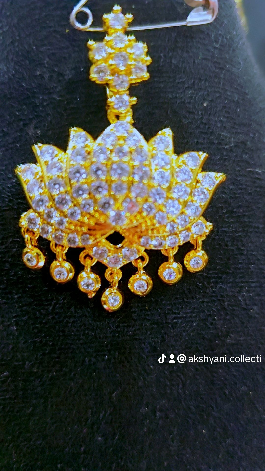 White lotus embedded aatil.Not 916 gold. Code 909