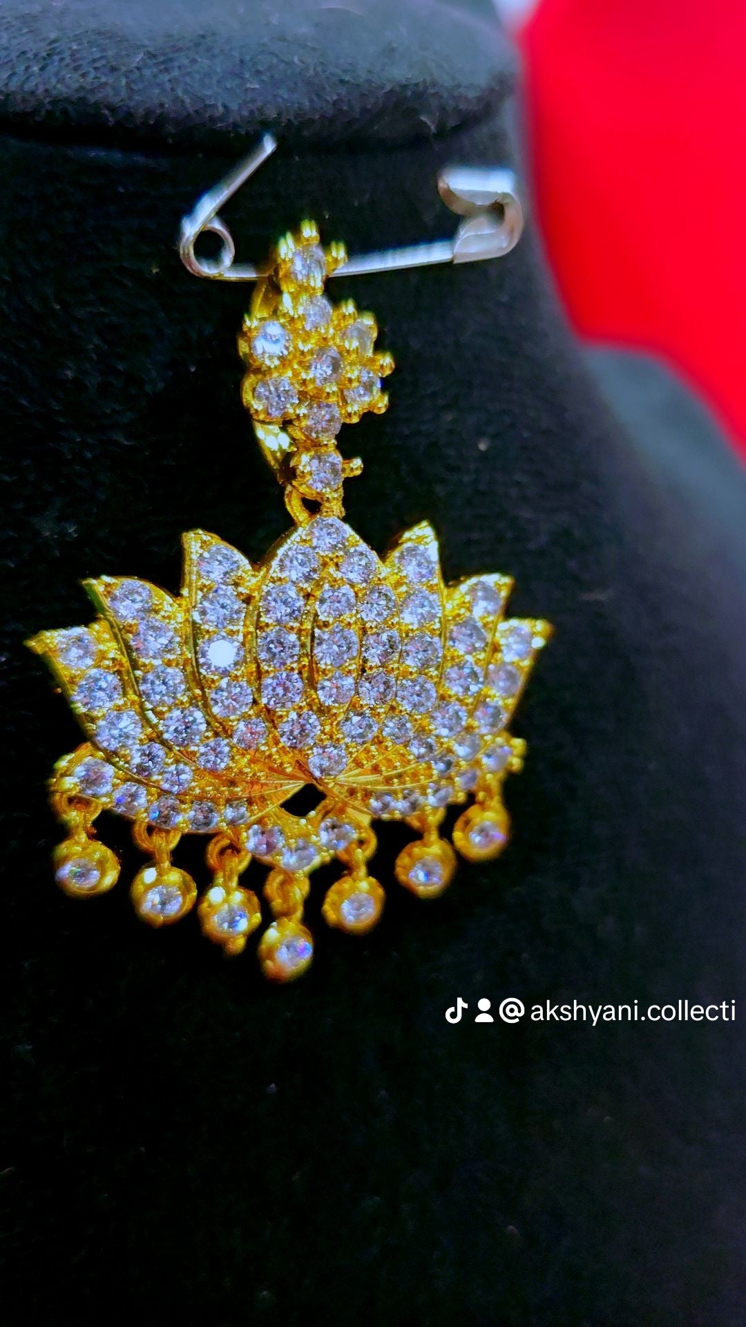 White lotus embedded aatil.Not 916 gold. Code 909