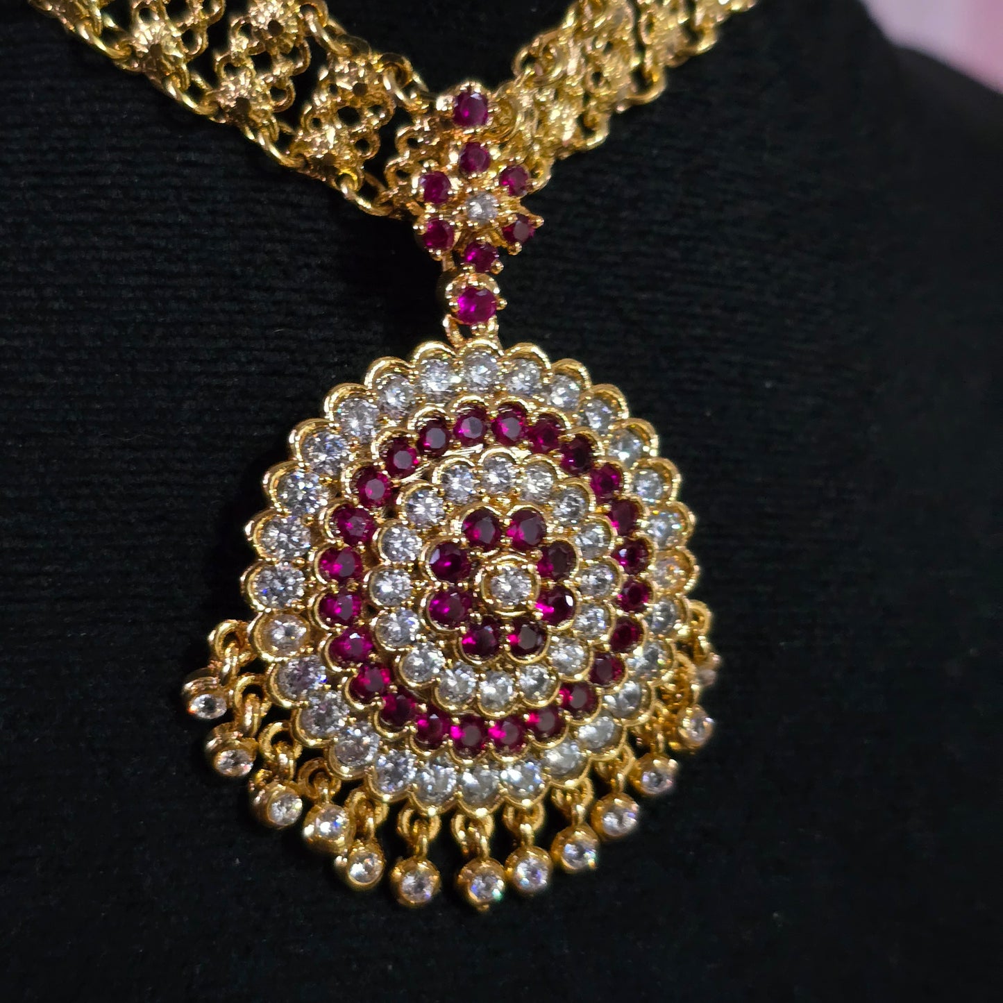 Patta chain with round white red mossanite stones aatil. Not 916 gold .Code 909