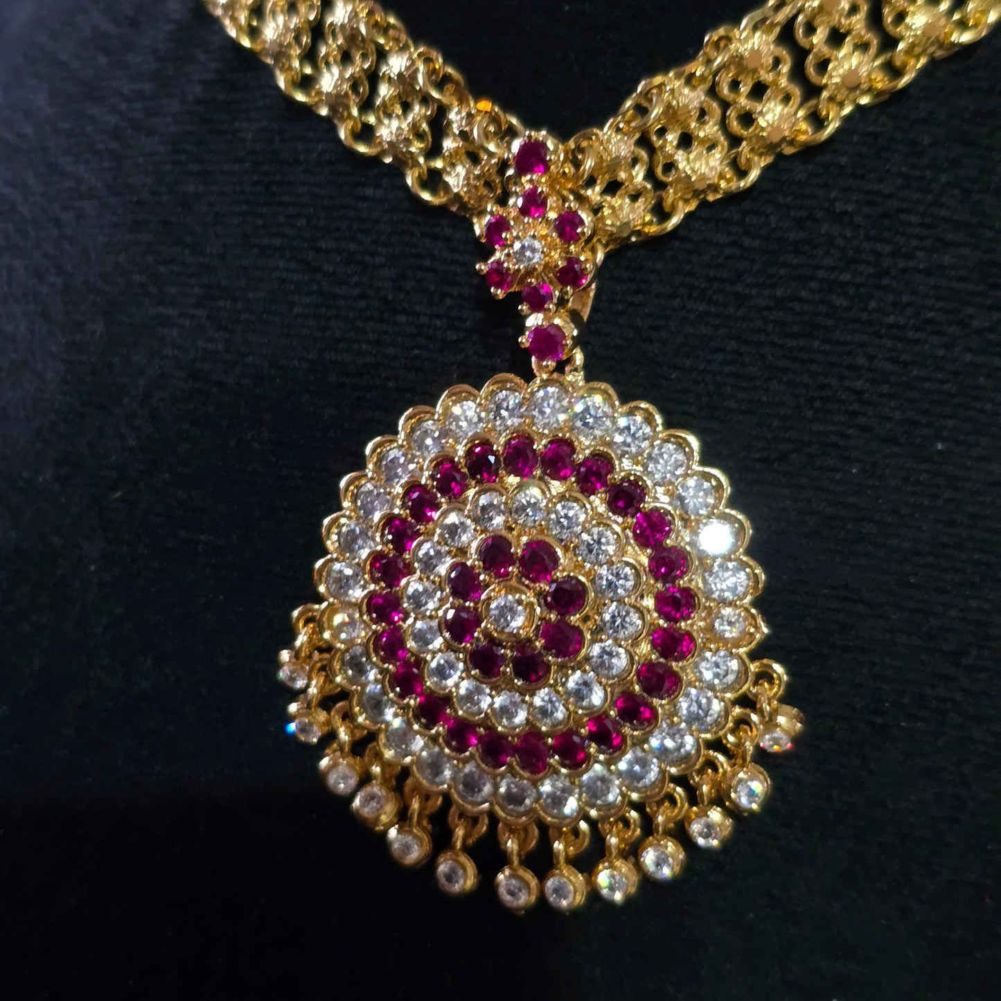 Patta chain with round white red mossanite stones aatil. Not 916 gold .Code 909