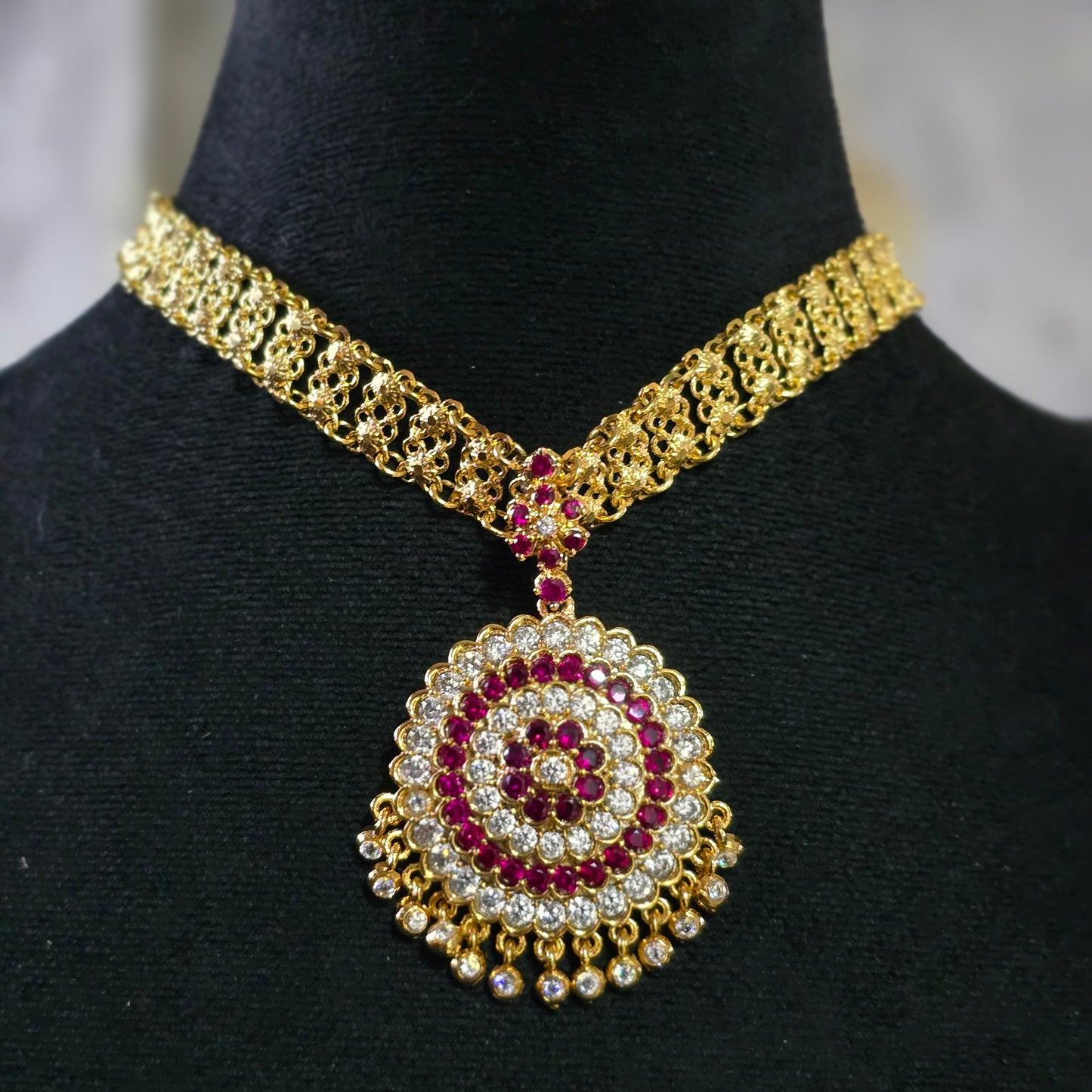 Patta chain with round white red mossanite stones aatil. Not 916 gold .Code 909
