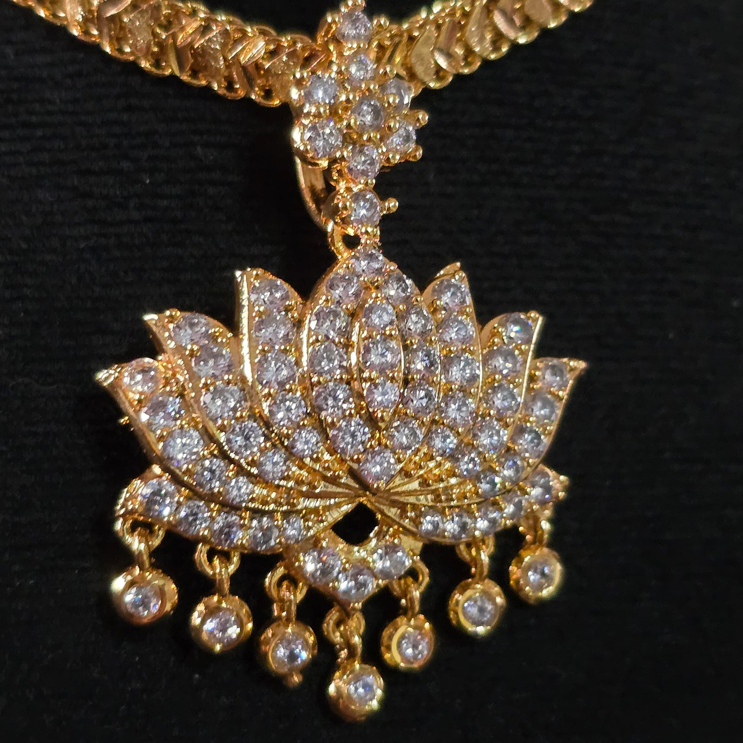 White lotus 🪷 pendent with diamontele cut chain.Not 916 gold.Code 0333