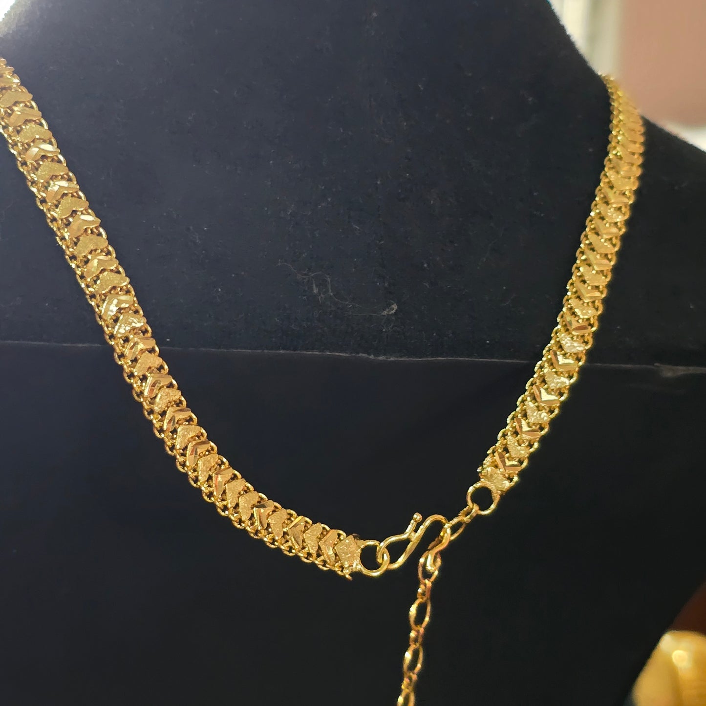 White lotus 🪷 pendent with diamontele cut chain.Not 916 gold.Code 0333