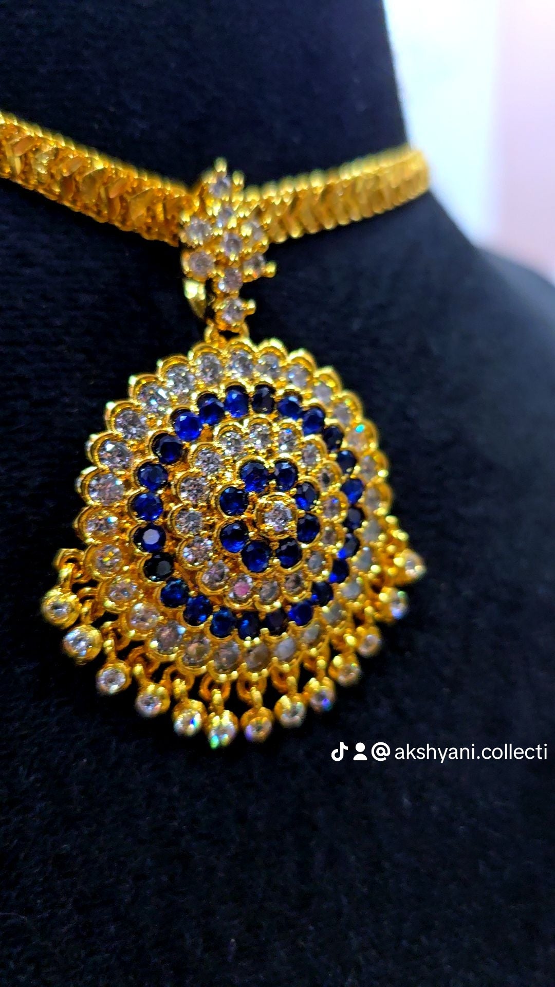 Diamond cut chain with blue and white mossanite stones aatil ( removable ).Not 916. Code 023