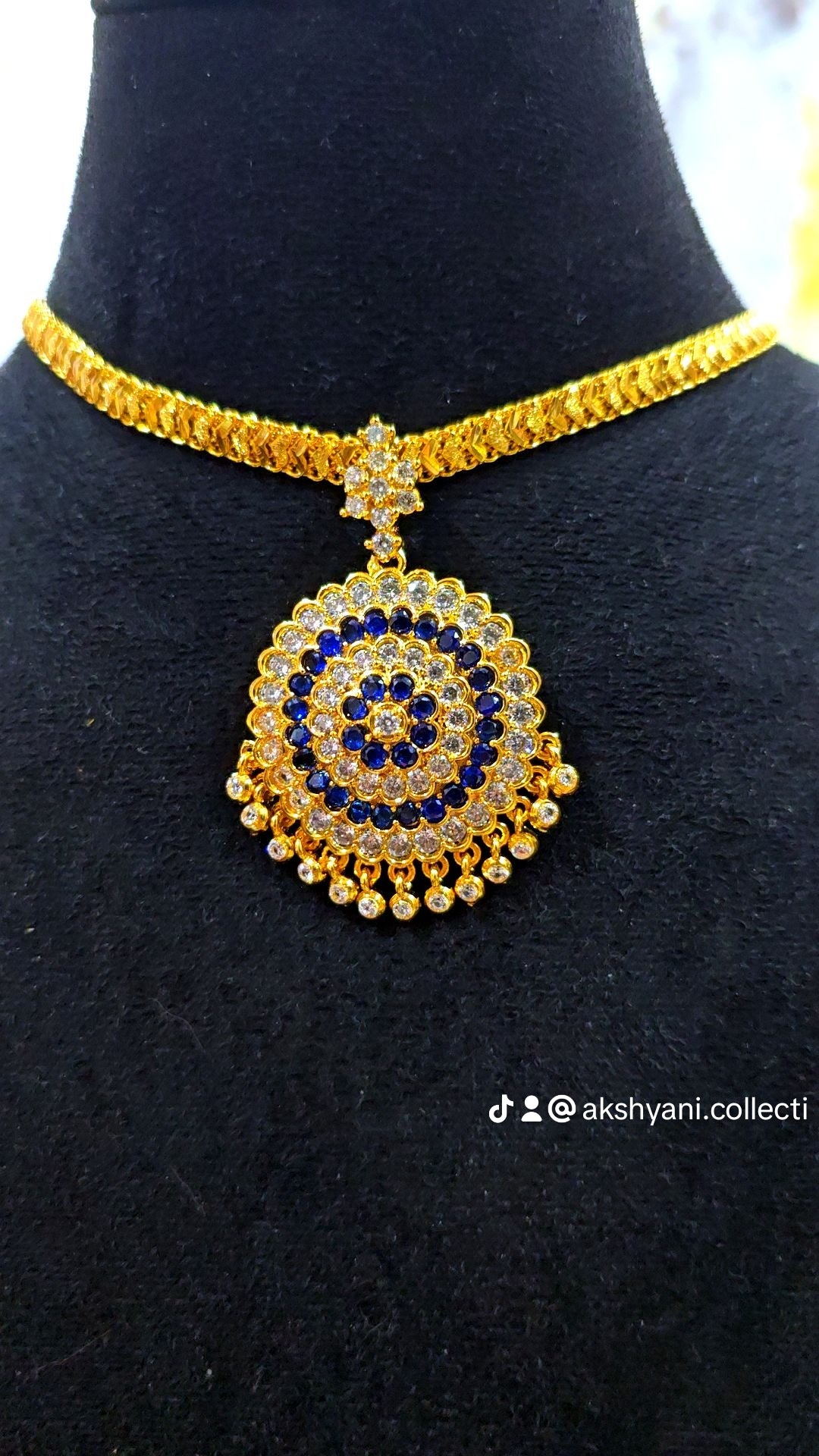 Diamond cut chain with blue and white mossanite stones aatil ( removable ).Not 916. Code 023