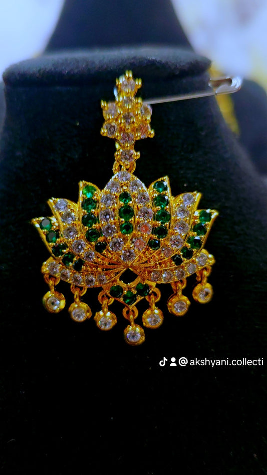 Emerald green with white stones aatil.Not 916 gold. Code 907