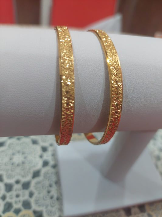 Code 699 1 pair of bangles. Not 916 gold.