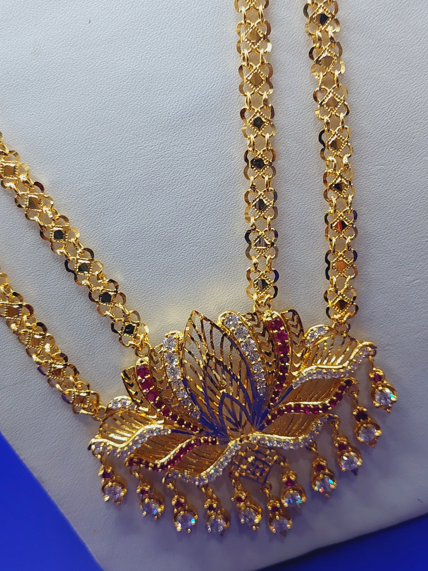 2 layer lotus maalai. Code 599A. Not 916 gold. Function wear.