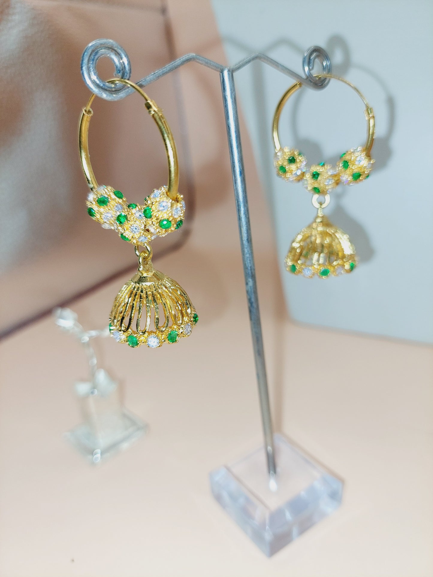 Green and white loop earrings . Not 916 gold. Code 778