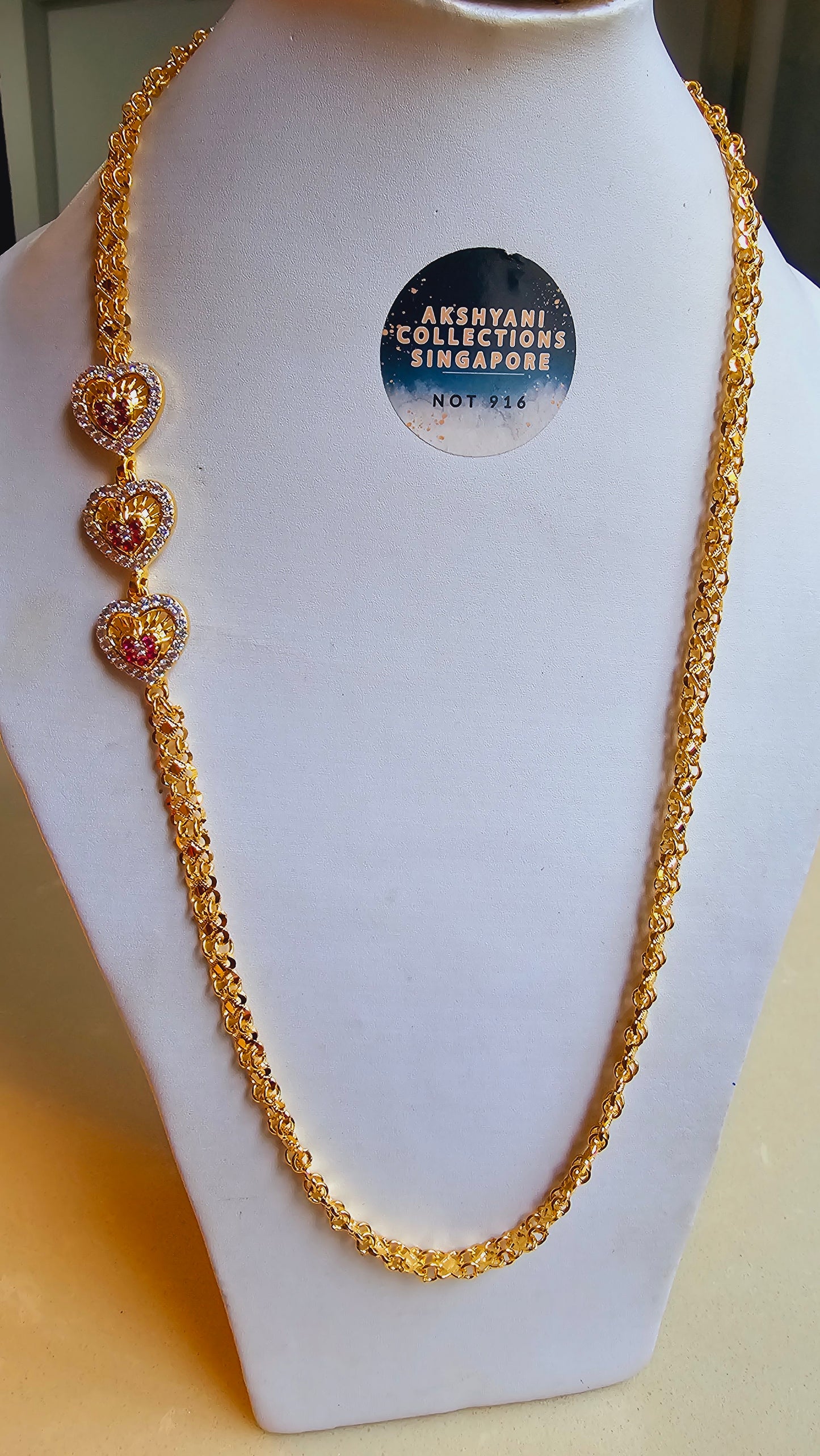 Love. Brooch with chain. Code 099. Function wear type of jewellery. Length 28 inches