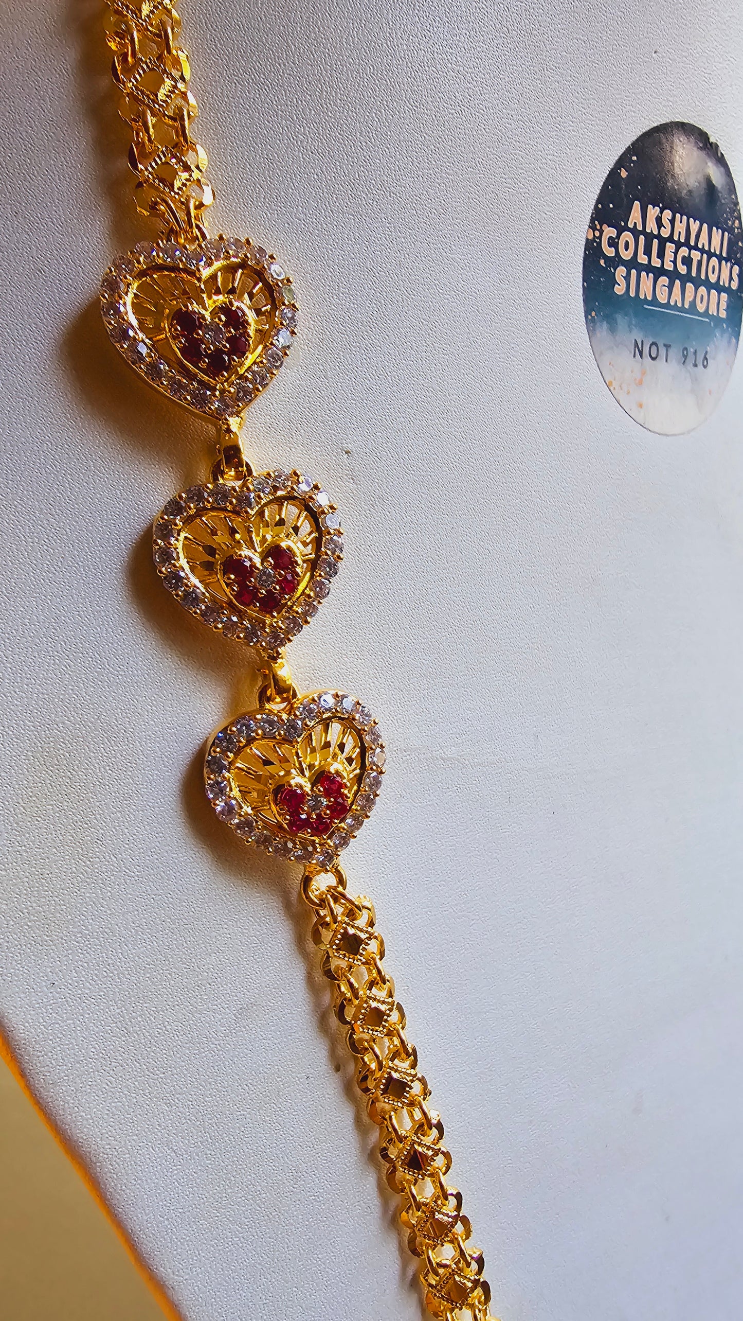 Love. Brooch with chain. Code 099. Function wear type of jewellery. Length 28 inches