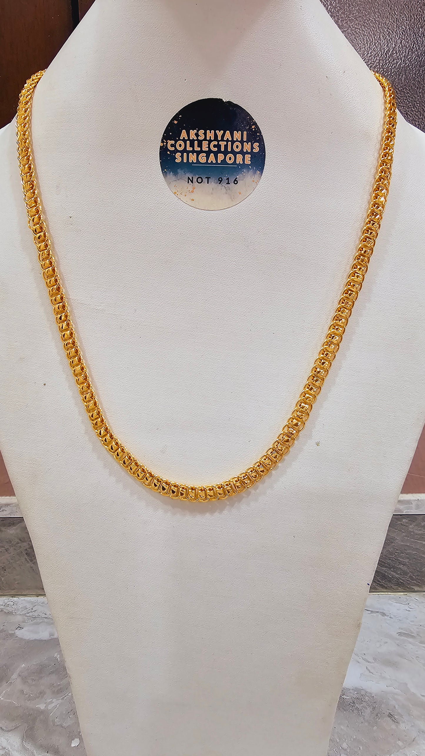 Unisex mirror z cut chain. Daily wear usage.  Not suitable for shower.  24 inches in length.