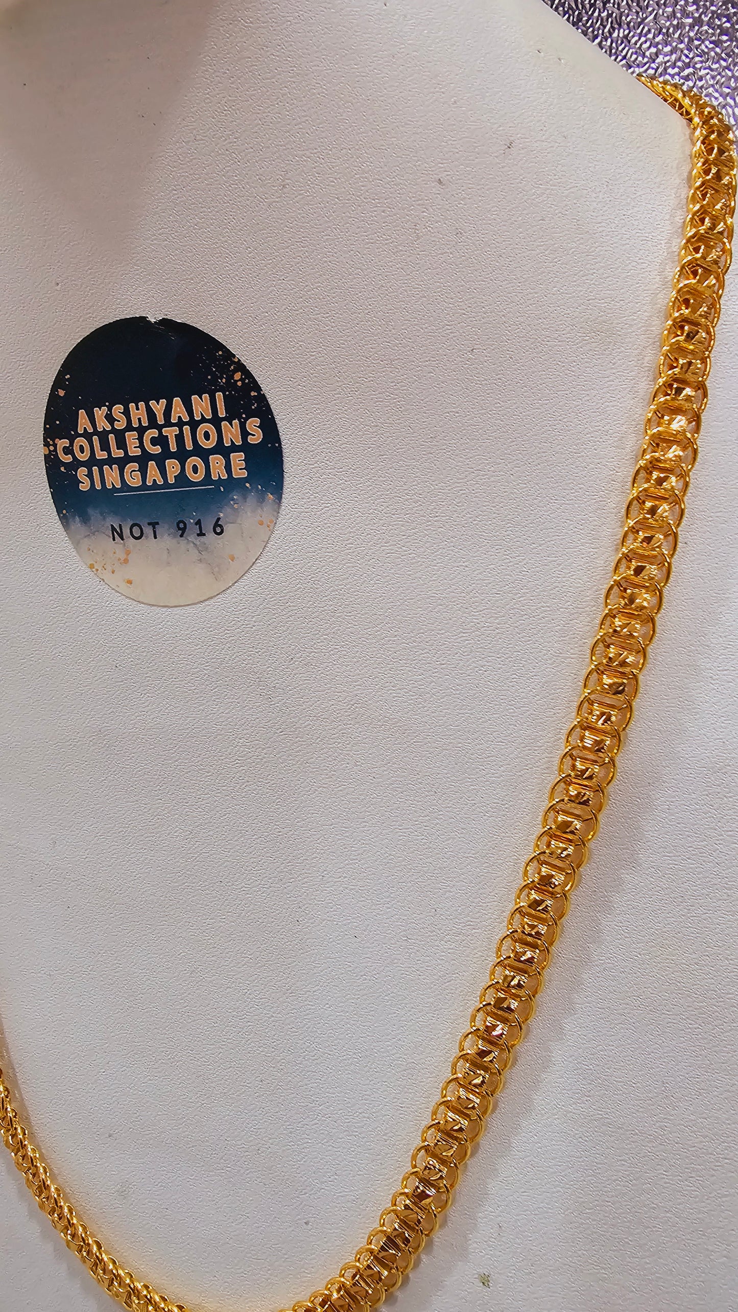 Unisex mirror z cut chain. Daily wear usage.  Not suitable for shower.  24 inches in length.