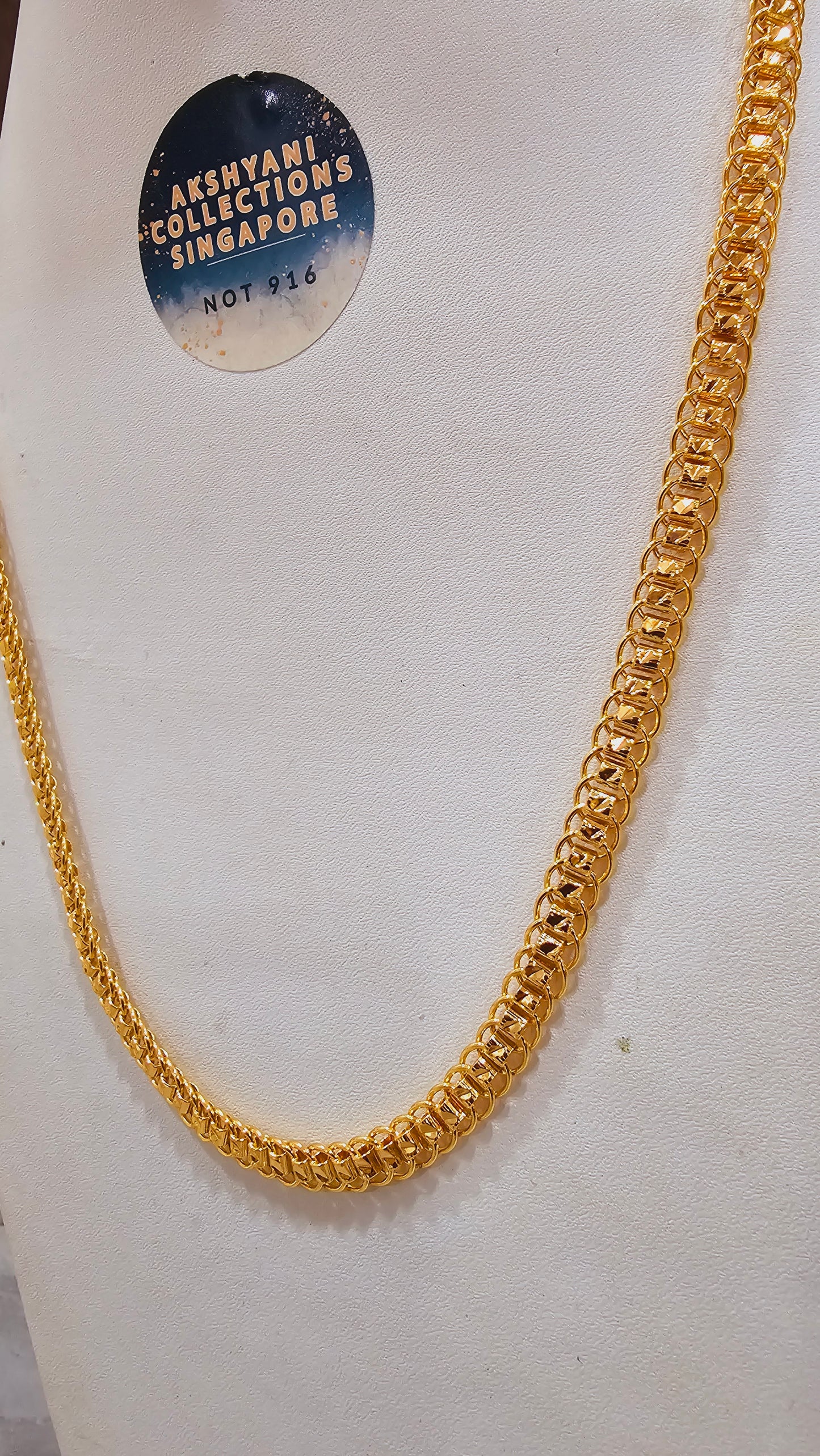 Unisex mirror z cut chain. Daily wear usage.  Not suitable for shower.  24 inches in length.