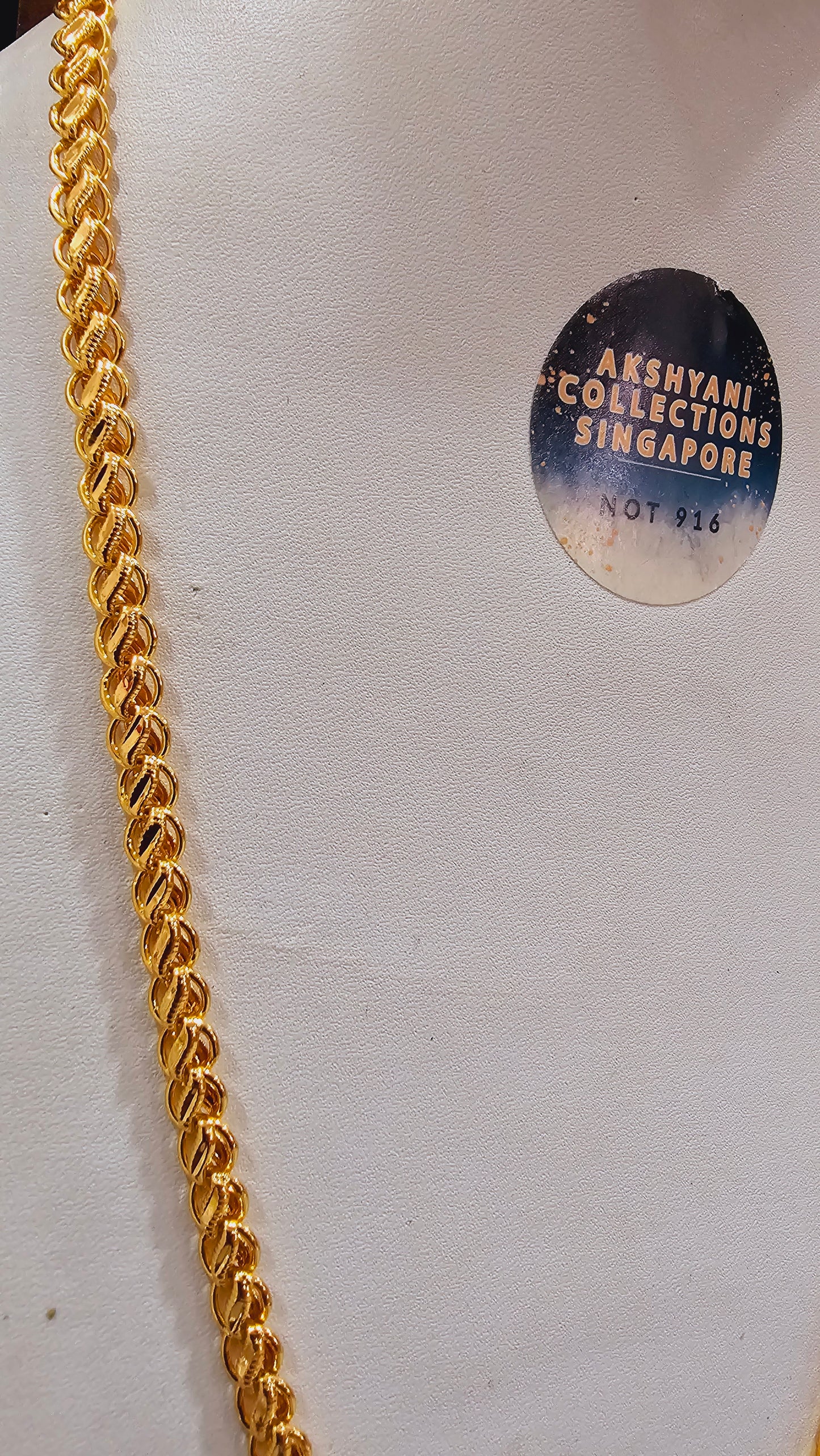 Unisex chain 24 inches dual diamond cut. Not suitable for shower.  Daily wear.