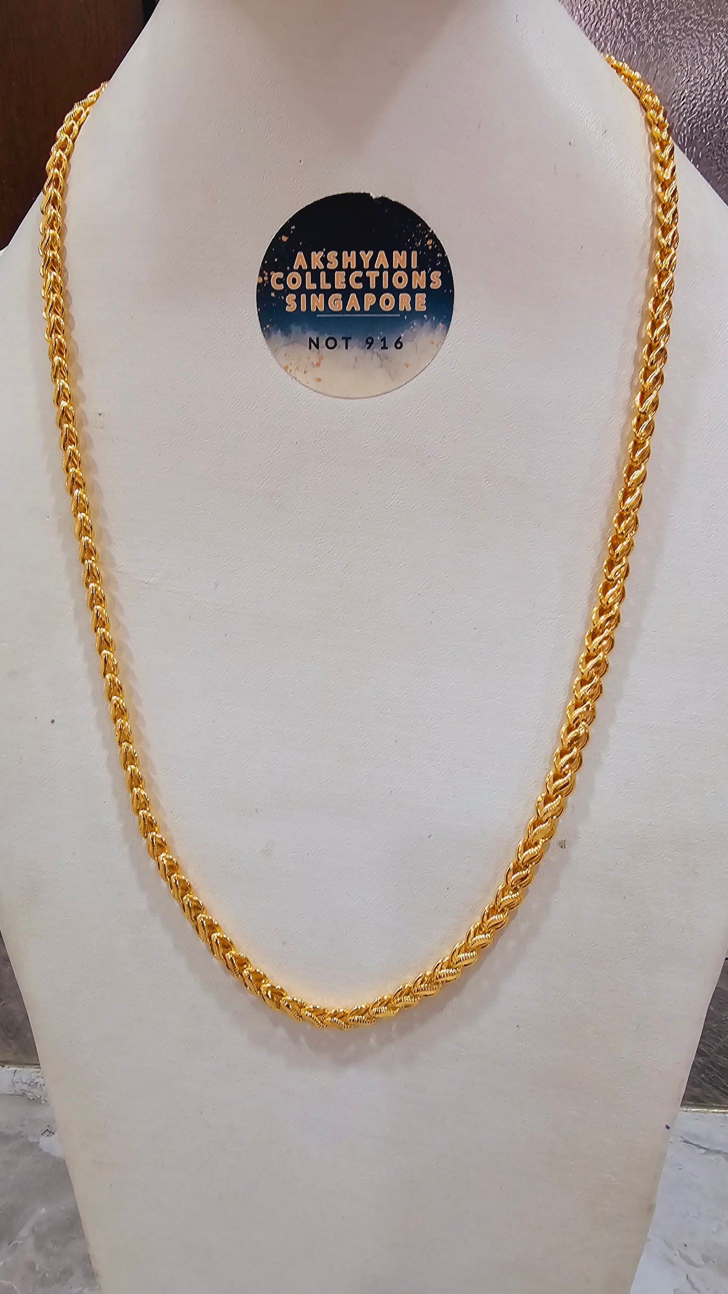 Unisex chain 24 inches dual diamond cut. Not suitable for shower.  Daily wear.