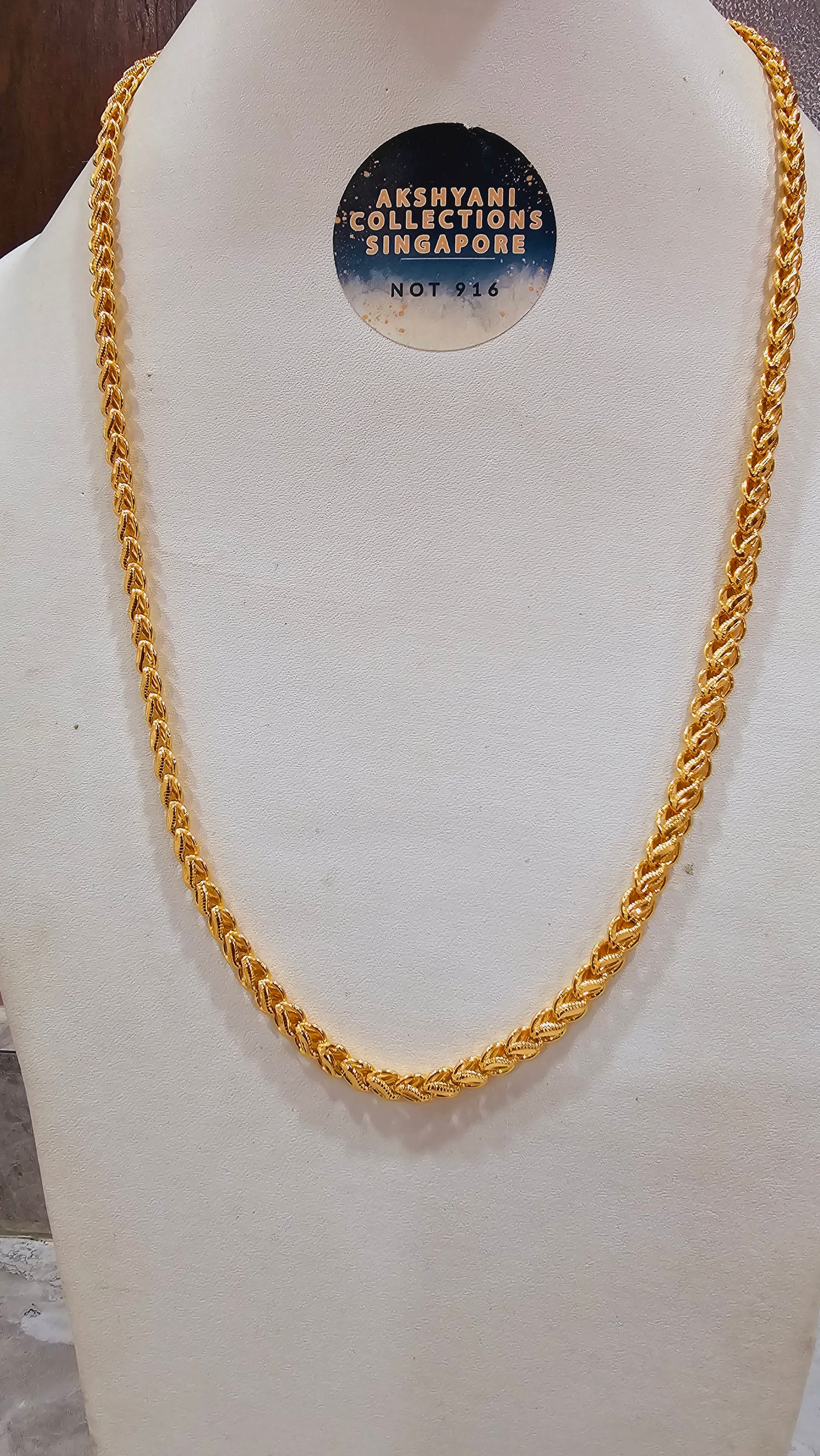 Unisex chain 24 inches dual diamond cut. Not suitable for shower.  Daily wear.