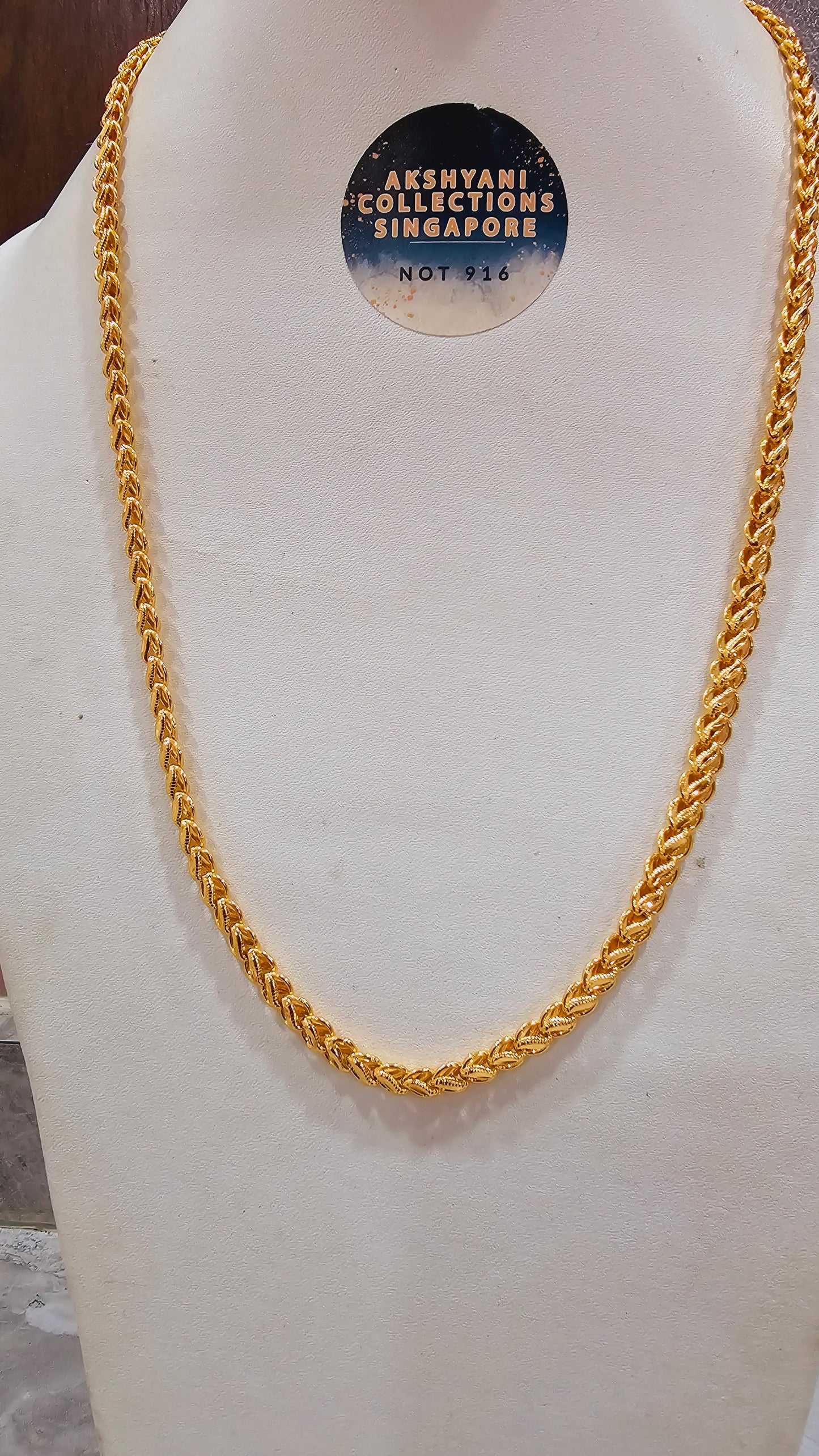 Unisex chain 24 inches dual diamond cut. Not suitable for shower.  Daily wear.