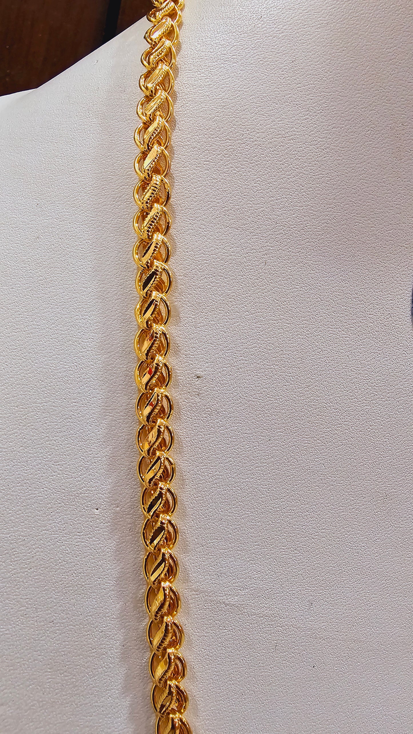 Unisex chain 24 inches dual diamond cut. Not suitable for shower.  Daily wear.