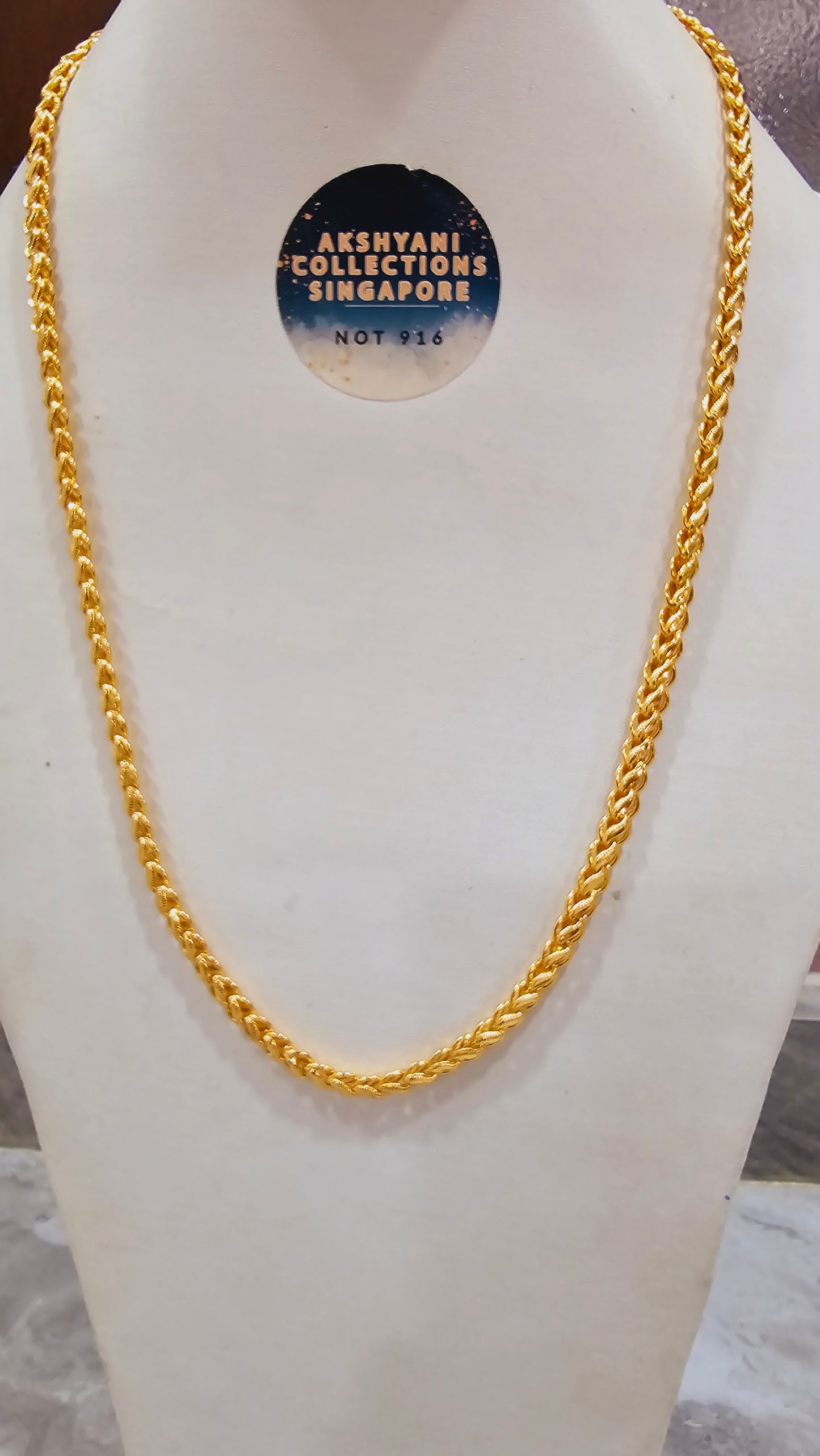 Unisex chain 24 inches dual diamond cut. Not suitable for shower.  Daily wear.