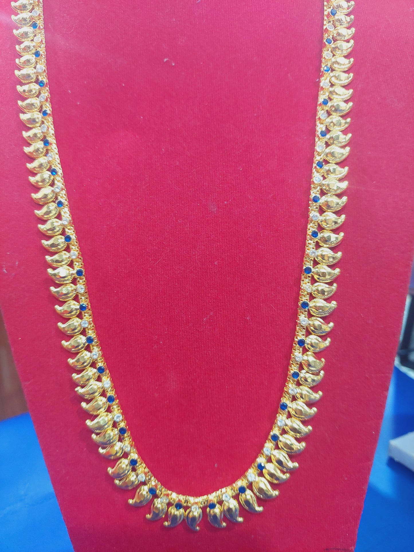 1 layer mango chain with navy blue and white mossanite stones .  Function wear type.  Not 916 gold .code 7709