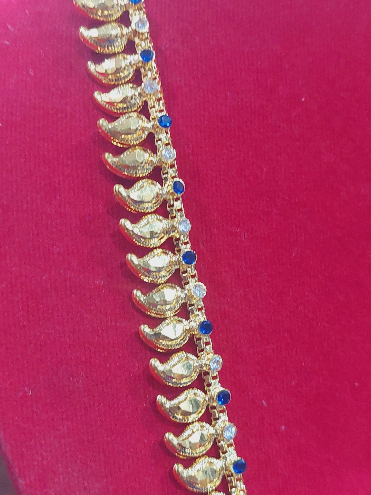 1 layer mango chain with navy blue and white mossanite stones .  Function wear type.  Not 916 gold .code 7709