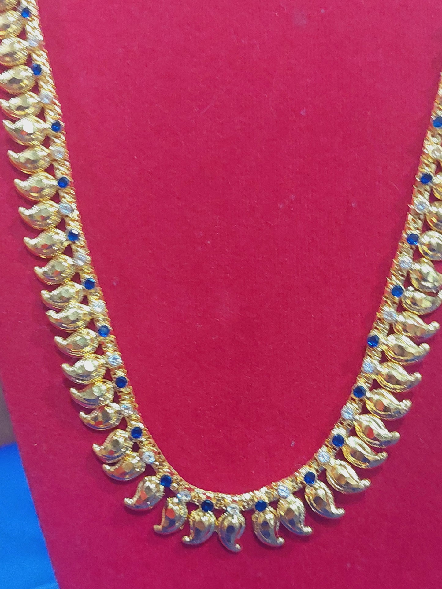 1 layer mango chain with navy blue and white mossanite stones .  Function wear type.  Not 916 gold .code 7709