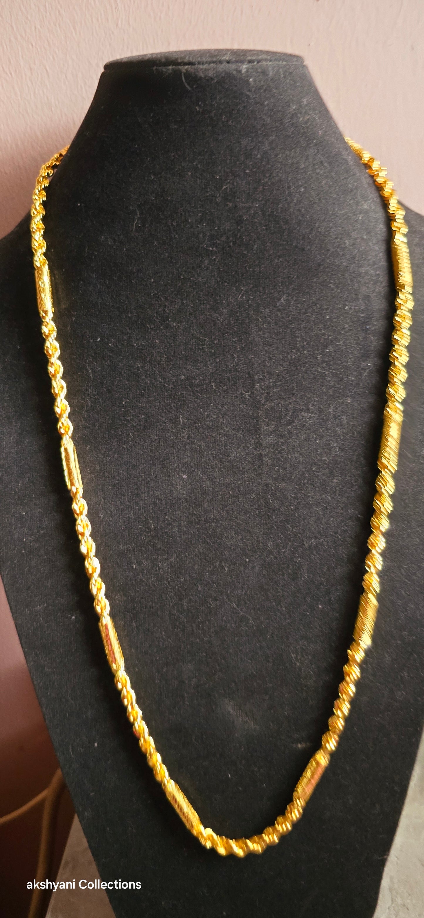 Function wear.  Not 916 gold .28 inches diamond cut chain . Code 557