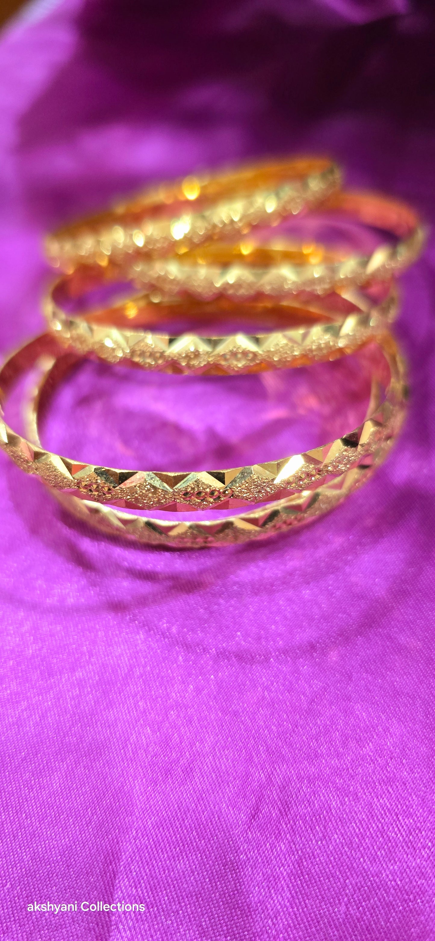 Function wear type of bangles. Not 916 gold. 1 pair. Solid piece