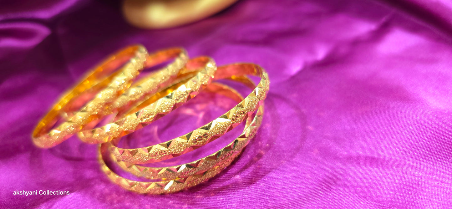 Function wear type of bangles. Not 916 gold. 1 pair. Solid piece