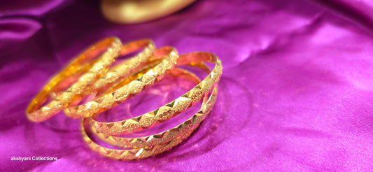 Function wear type of bangles. Not 916 gold. 1 pair. Solid piece