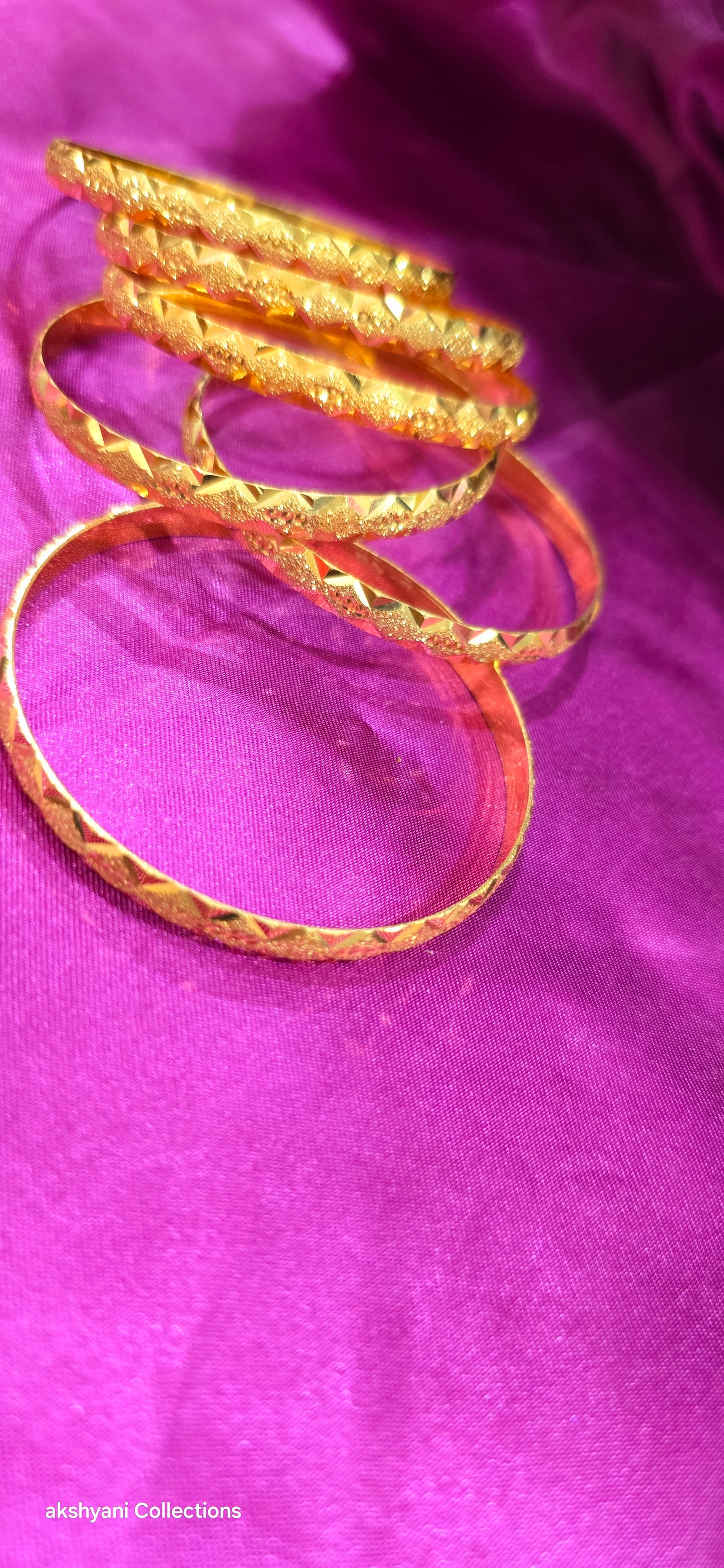 Function wear type of bangles. Not 916 gold. 1 pair. Solid piece