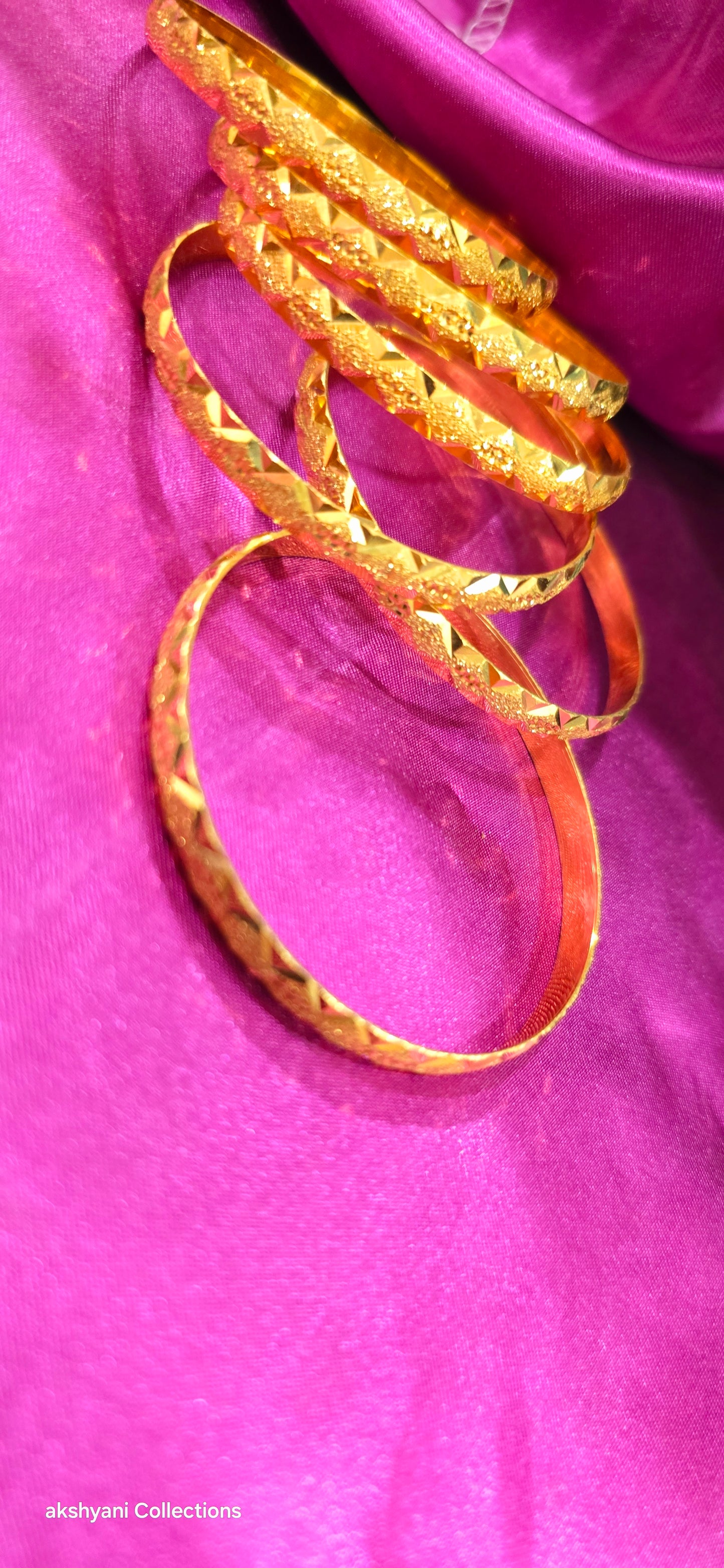 Function wear type of bangles. Not 916 gold. 1 pair. Solid piece