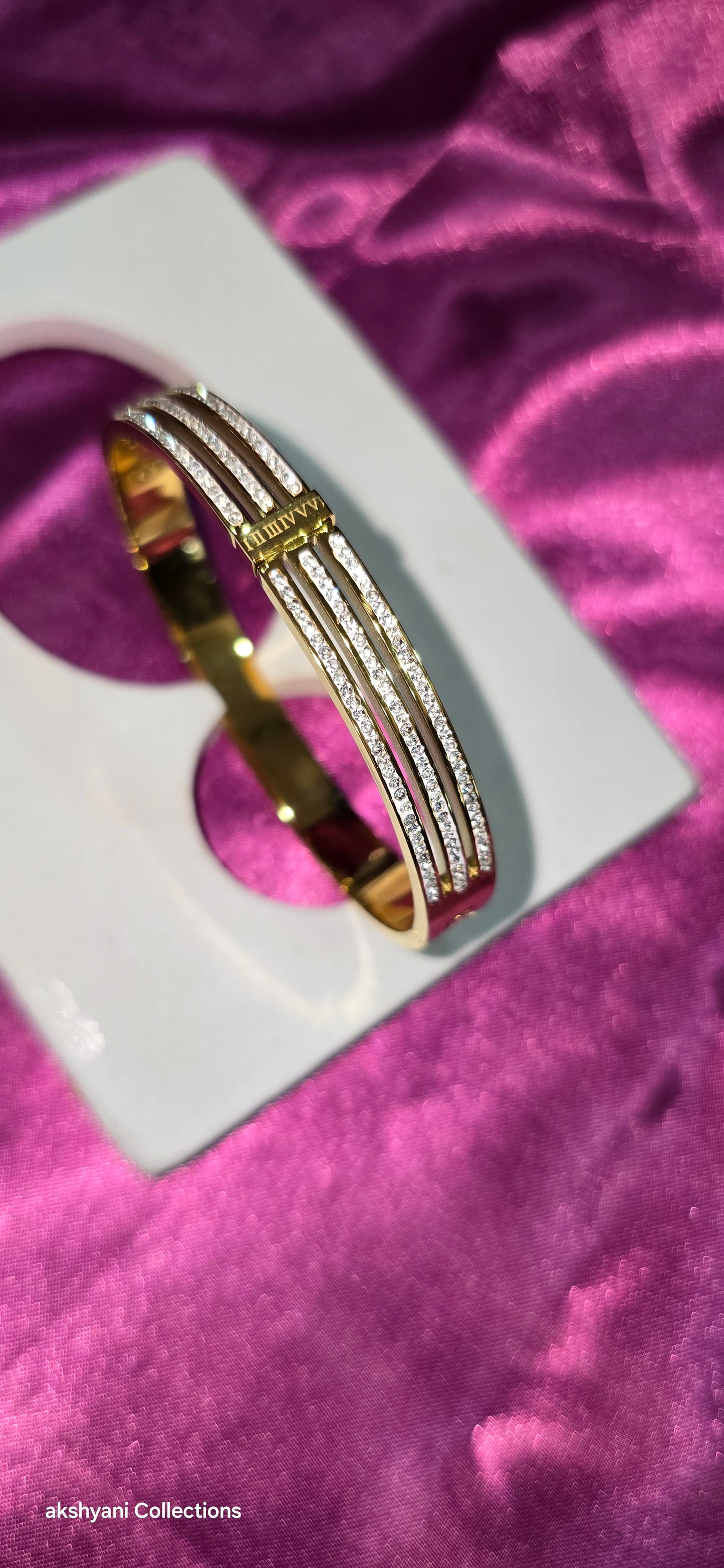 Stainless steel bangle 9 . Adjustable