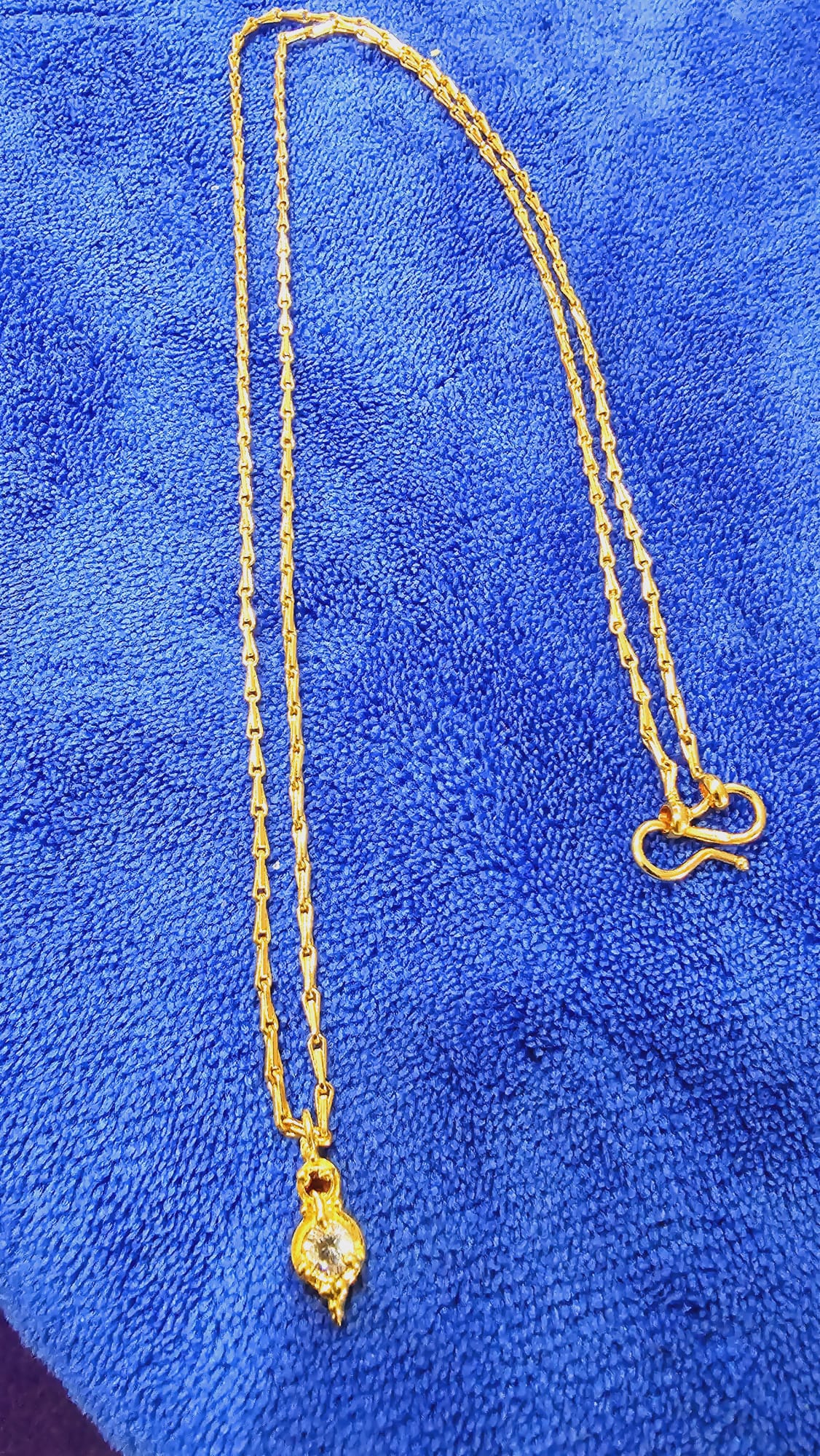 Venthaya chain not 916 gold. 24 inches chain. ( locket free upon stocks lasts,)