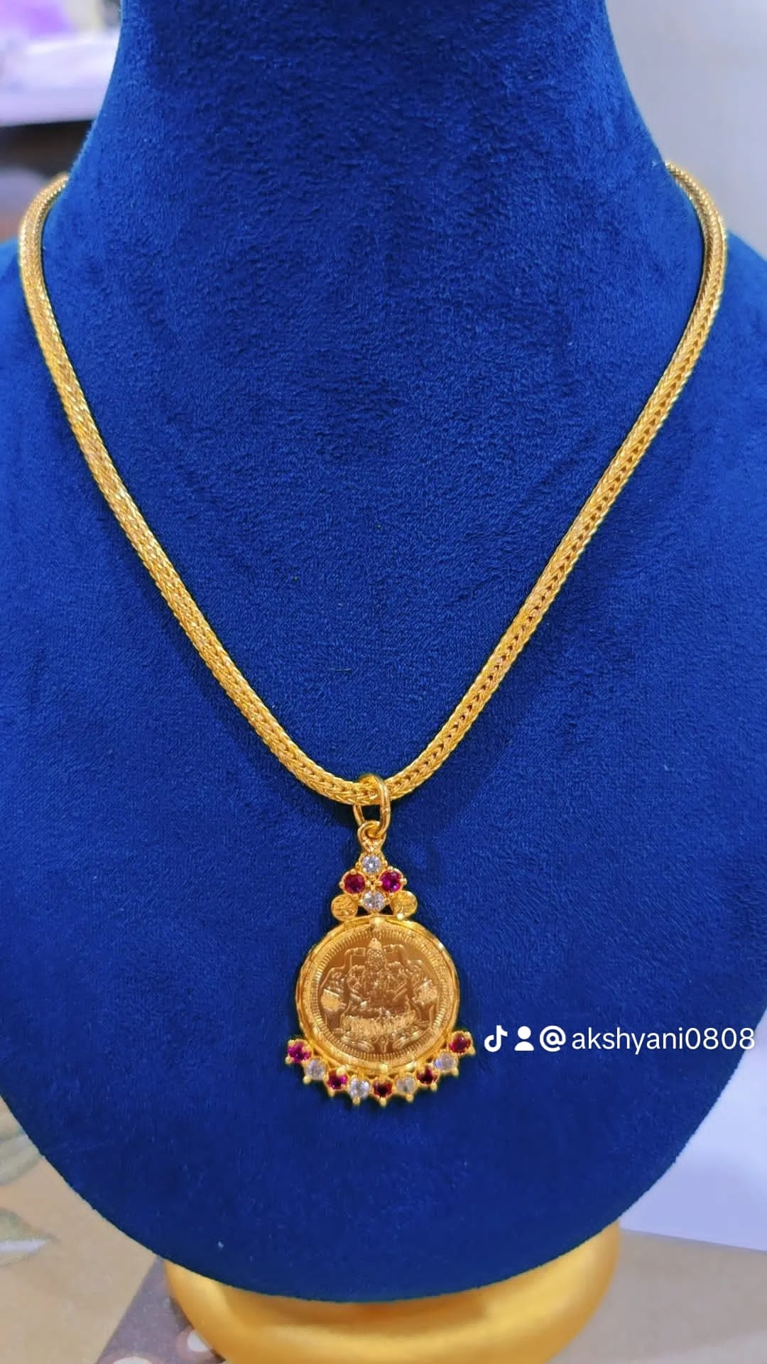 Mahalakshimi coin with ceylonese chain. Not 916. Code 721