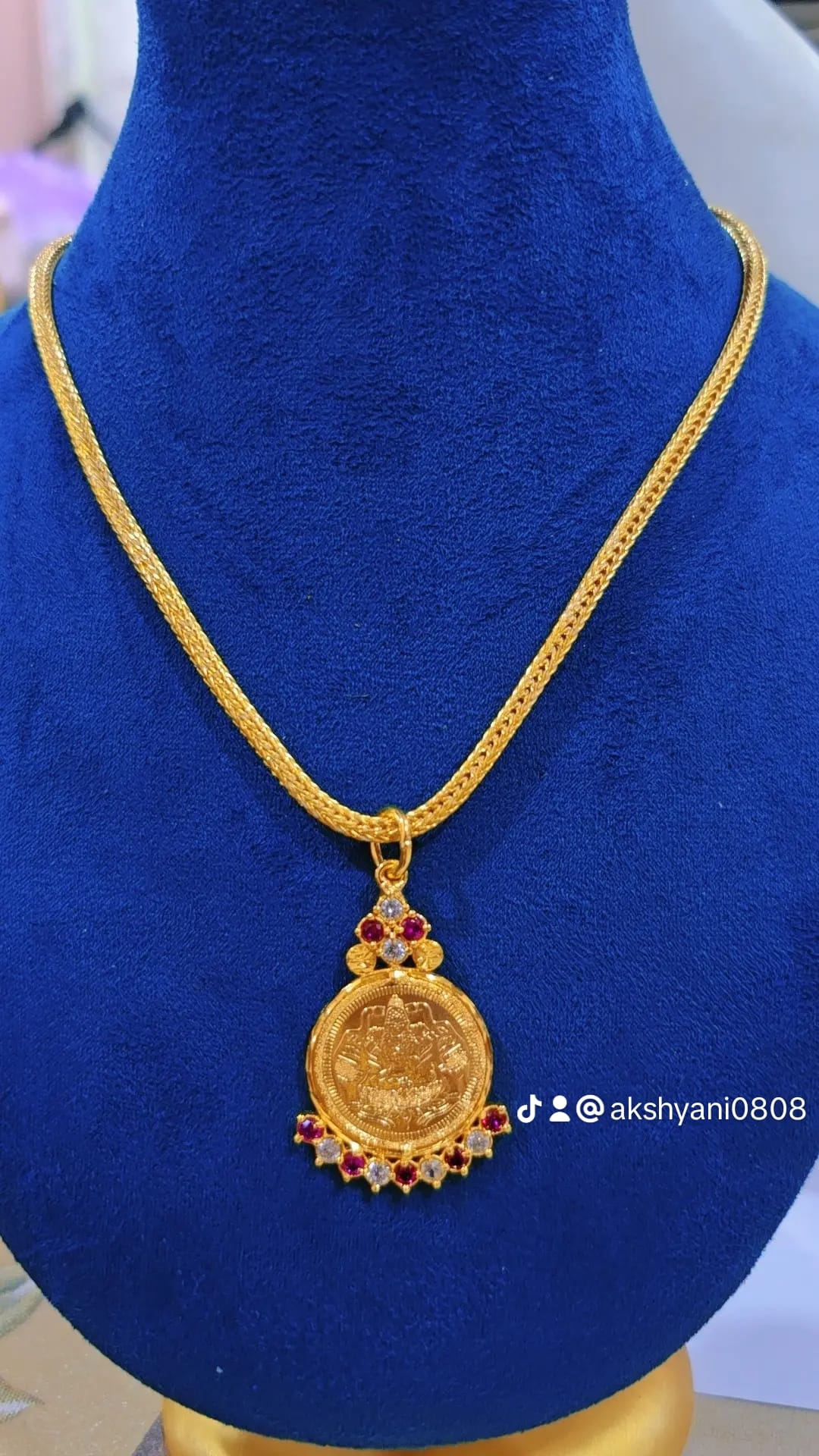 Mahalakshimi coin with ceylonese chain. Not 916. Code 721