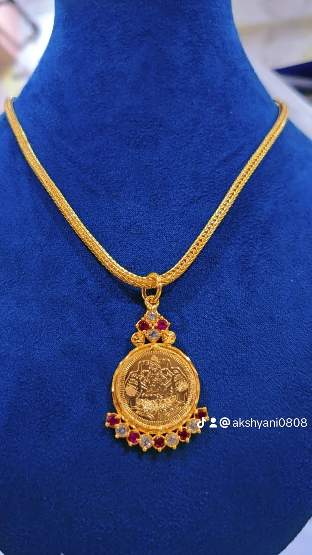 Mahalakshimi coin with ceylonese chain. Not 916. Code 721