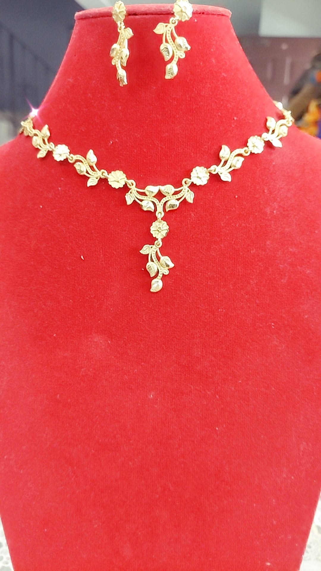 Flower necklace with earrings not 916 gold