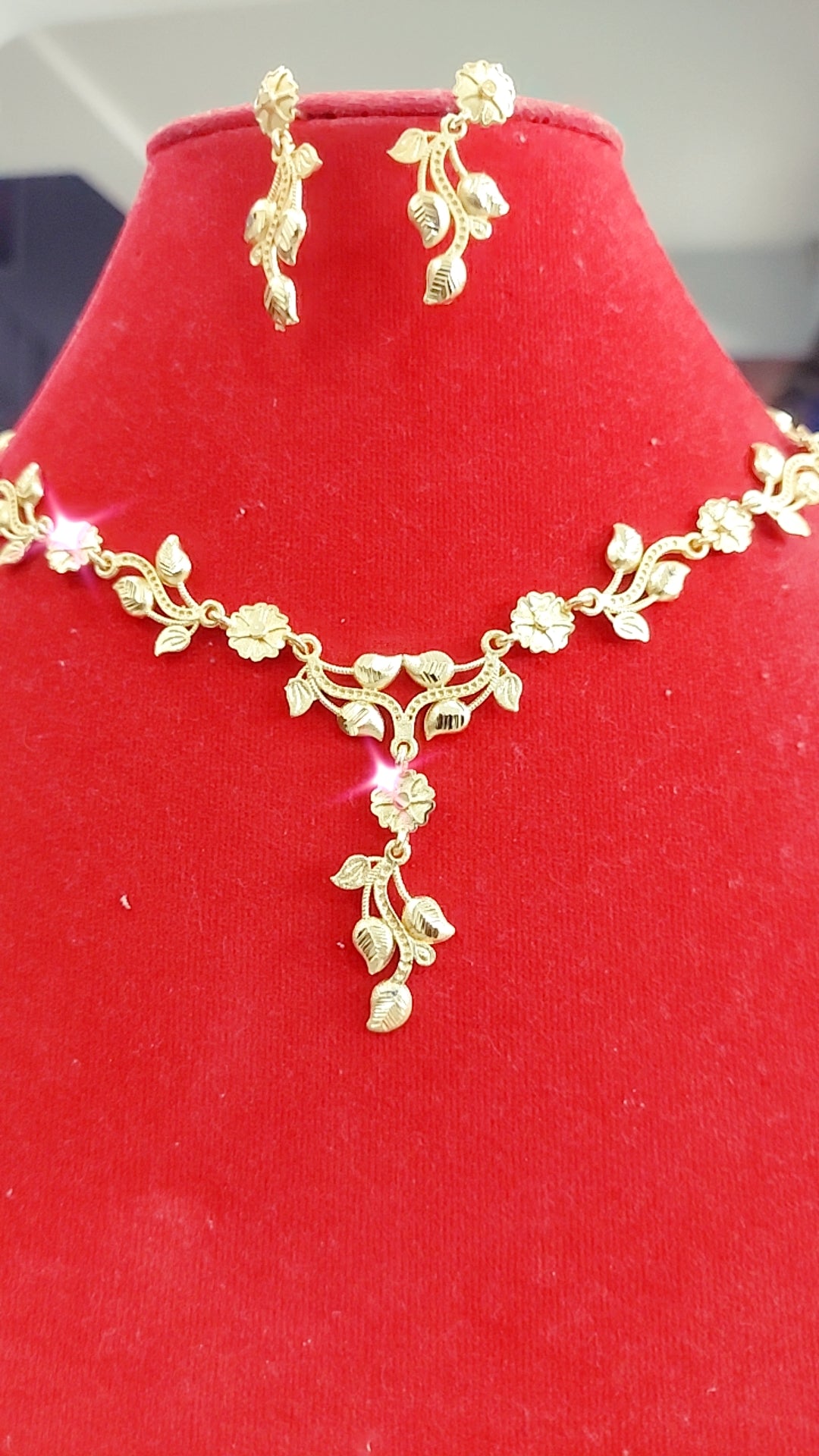 Flower necklace with earrings not 916 gold