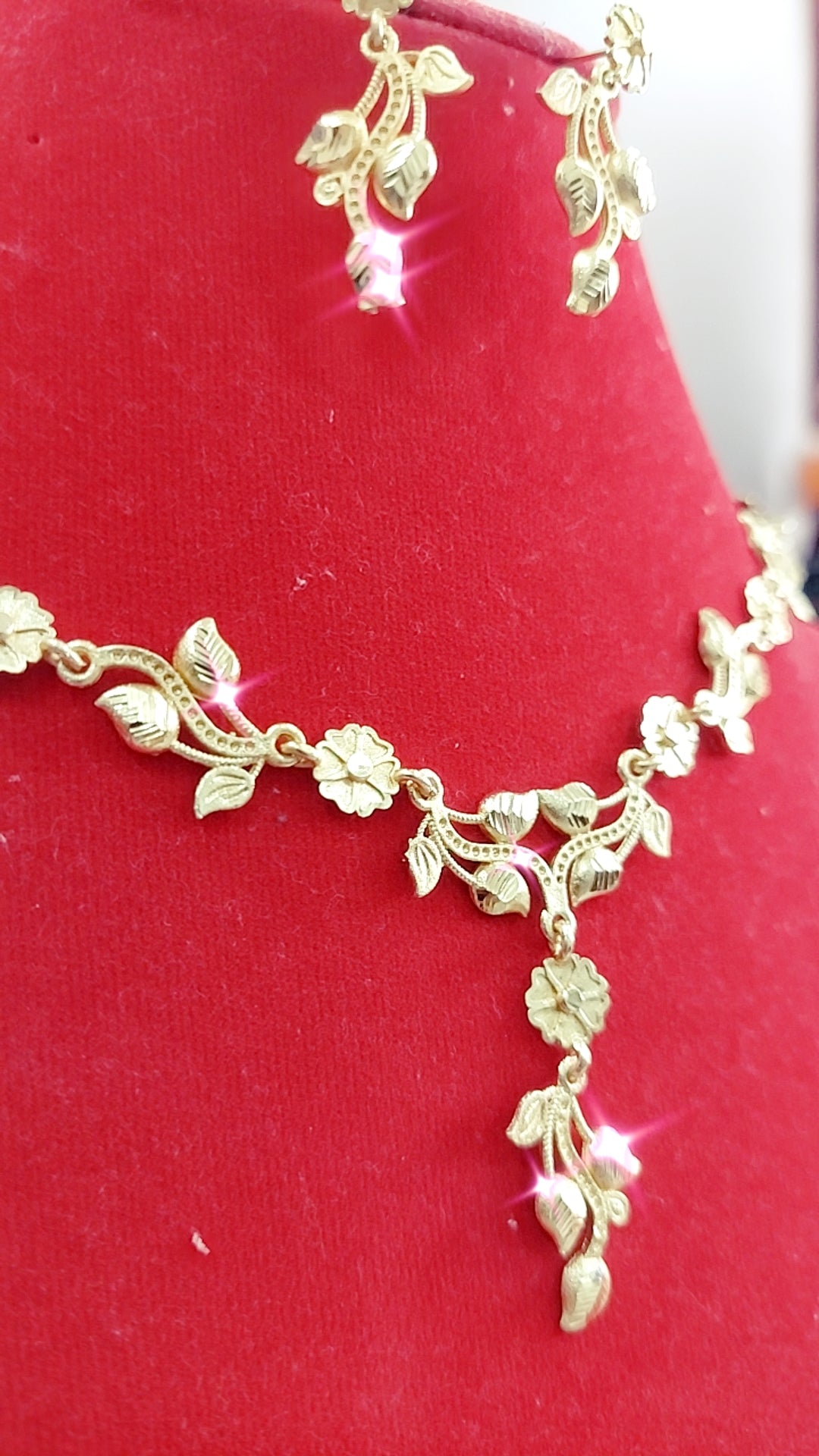 Flower necklace with earrings not 916 gold