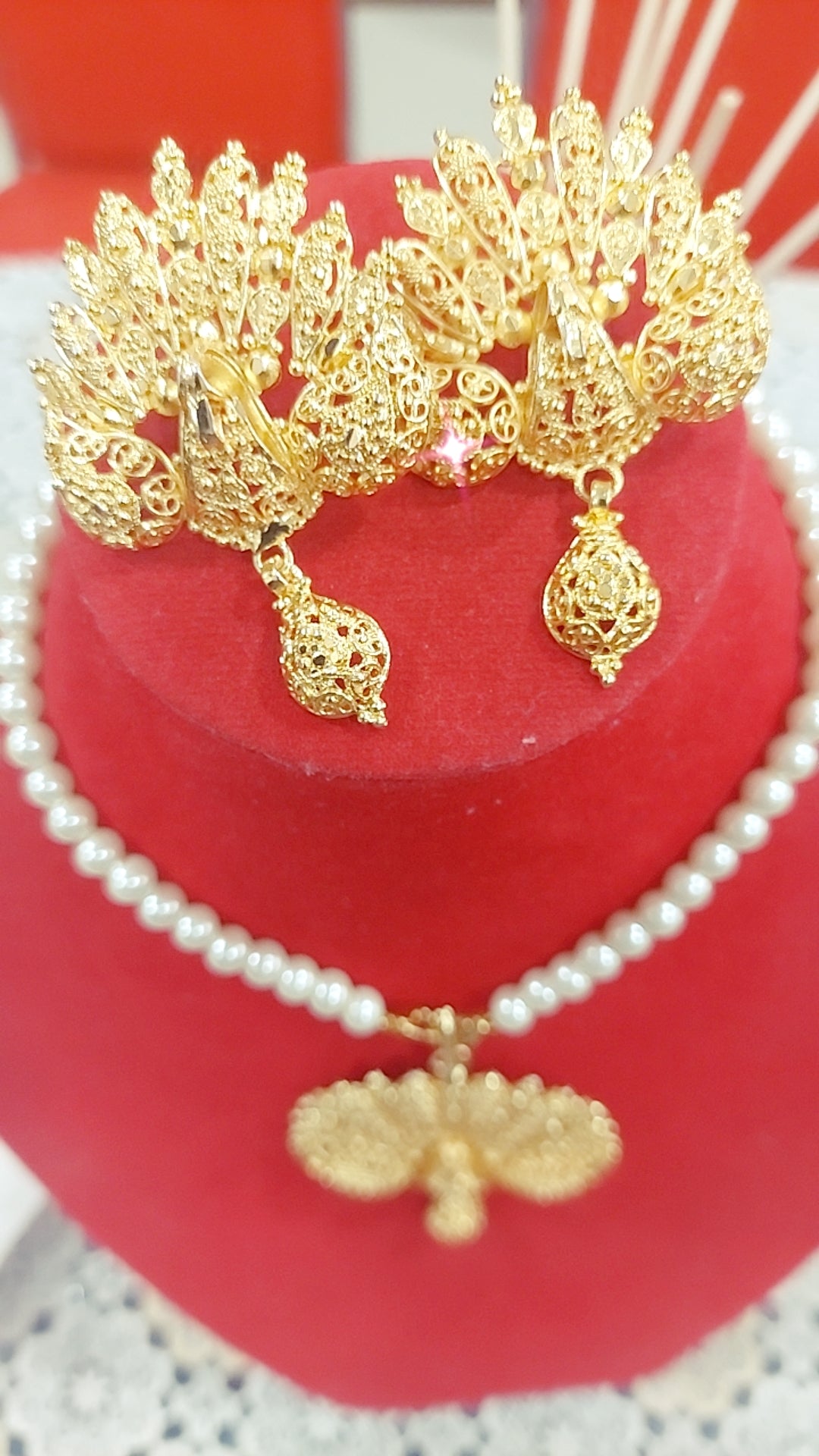 Pearlie exotic set with earrings