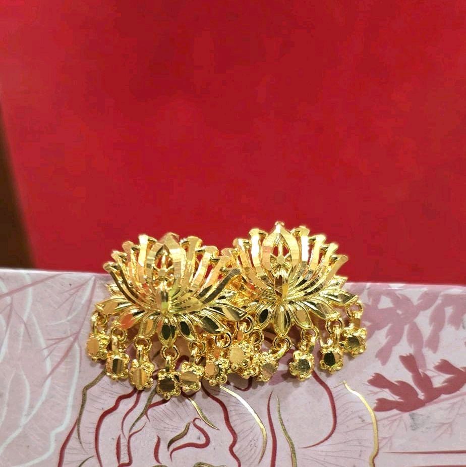 1 inch length lotus diamond cut earrings with smgold plated dongles. Not 916 gold. Indian screw type