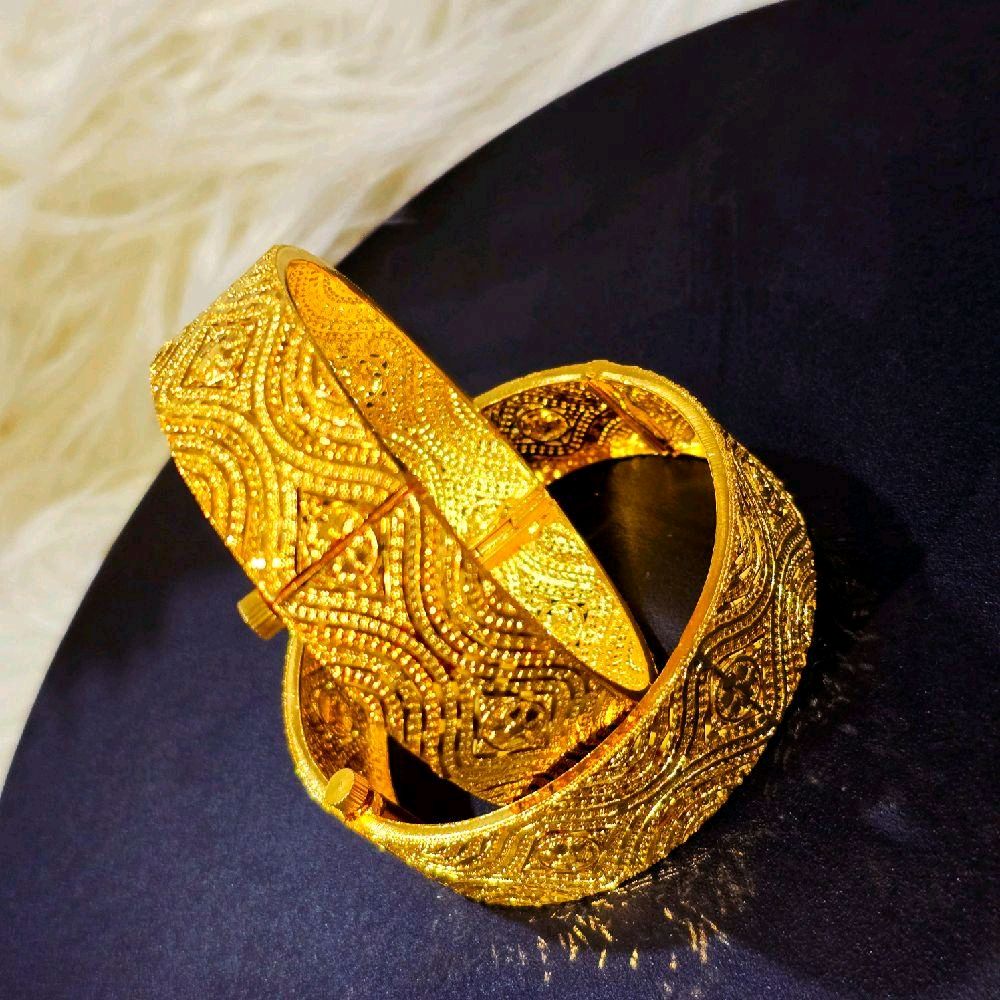 1 pair diamond cut bangle. Screw type. Sizes available. Function wear type of jewellery. Code 553