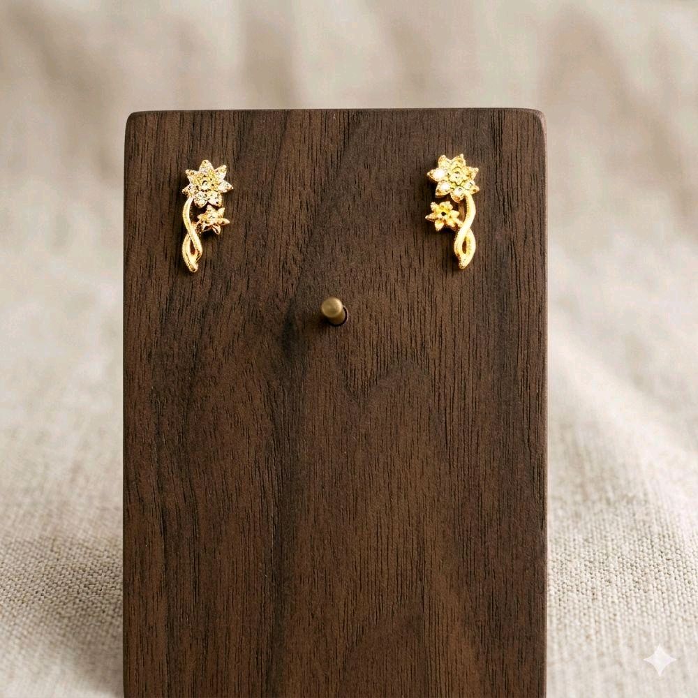 Rose flower Indian screw type earrings. Not 916 gold. Code R090