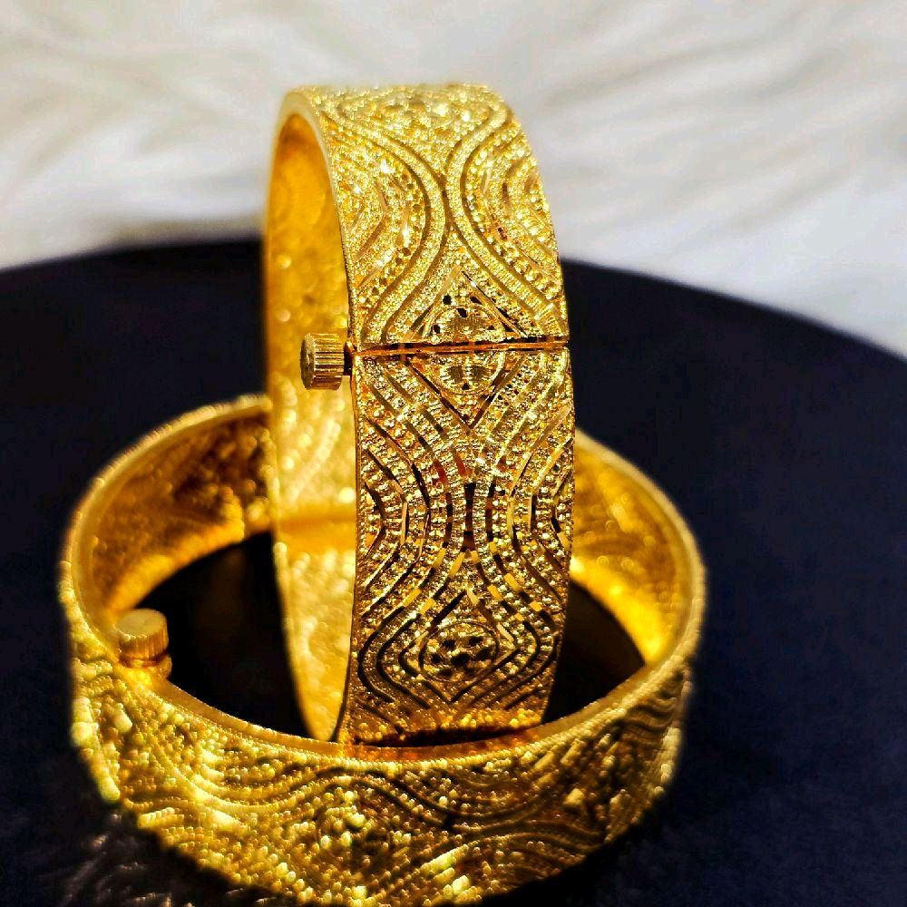 1 pair diamond cut bangle. Screw type. Sizes available. Function wear type of jewellery. Code 553