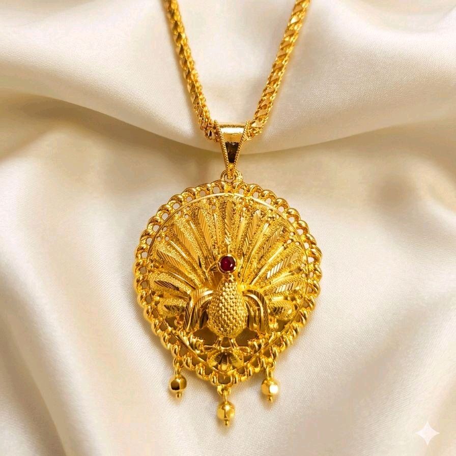 28 inches diamond cut chain with removable peacock locket. NOT 916 GOLD. CODE P989